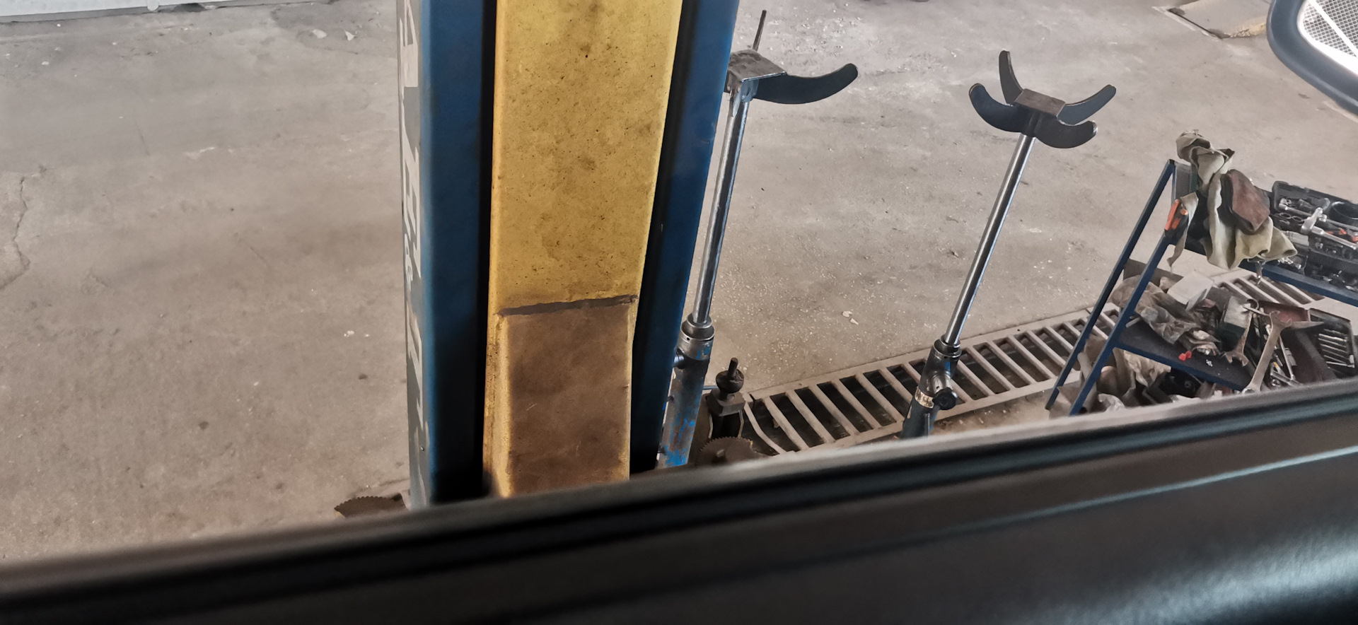 Выкручивает руль влево. — Chevrolet Aveo 5-door (1G), 1,4 л, 2007 года ...