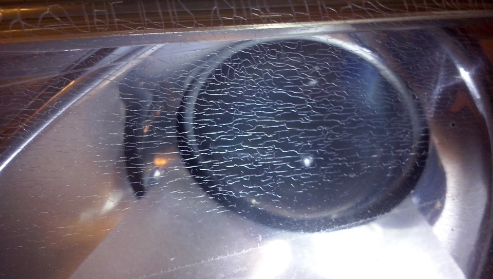 Трещина на фонаре. Acura TLX 2014 стекла фары потрескались. Микротрещины стекла фары. Микротрещины на стеклах фар. Паутина на стекле фары.