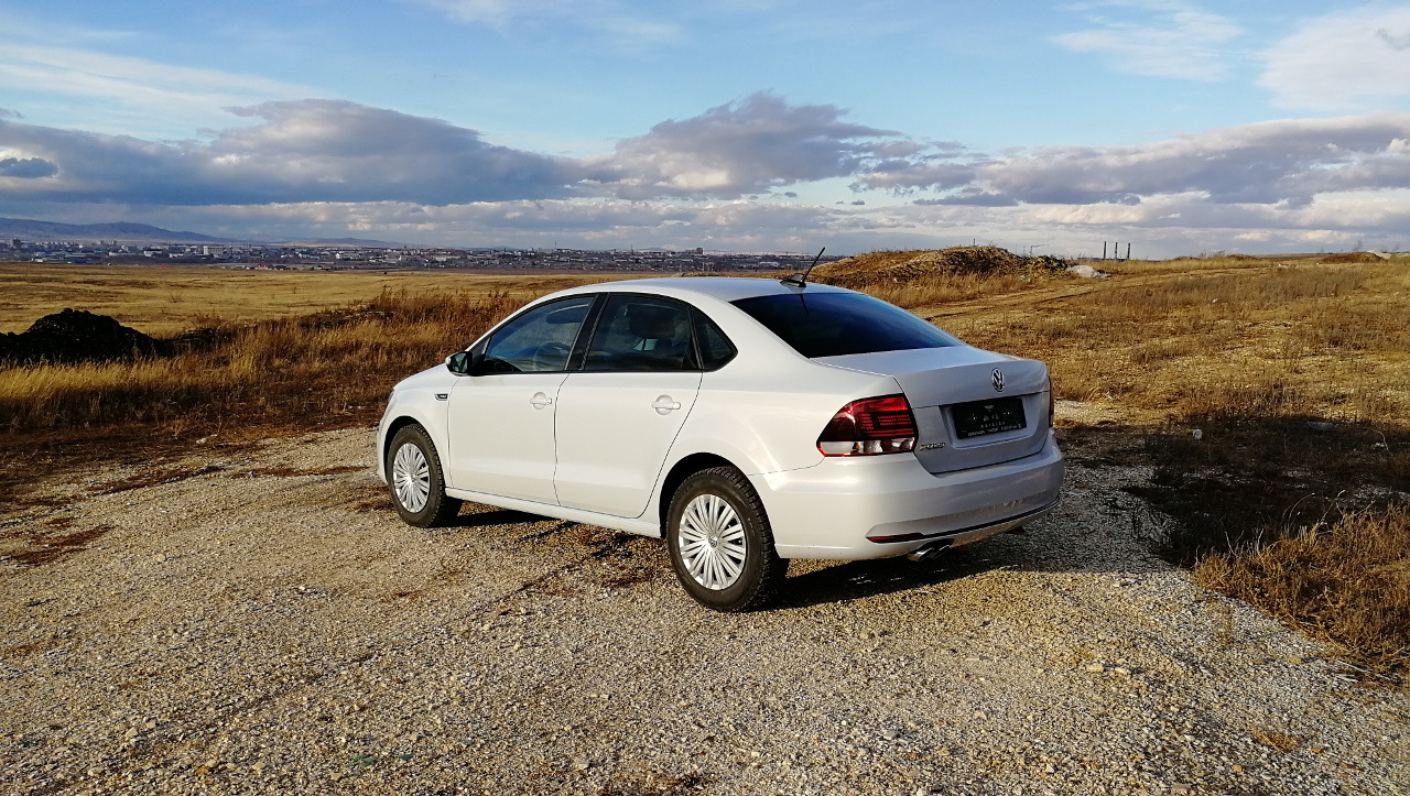 Белый седан фото. Турбо поло клуб. Volkswagen Polo sedan фото Азербайджан стоянка.