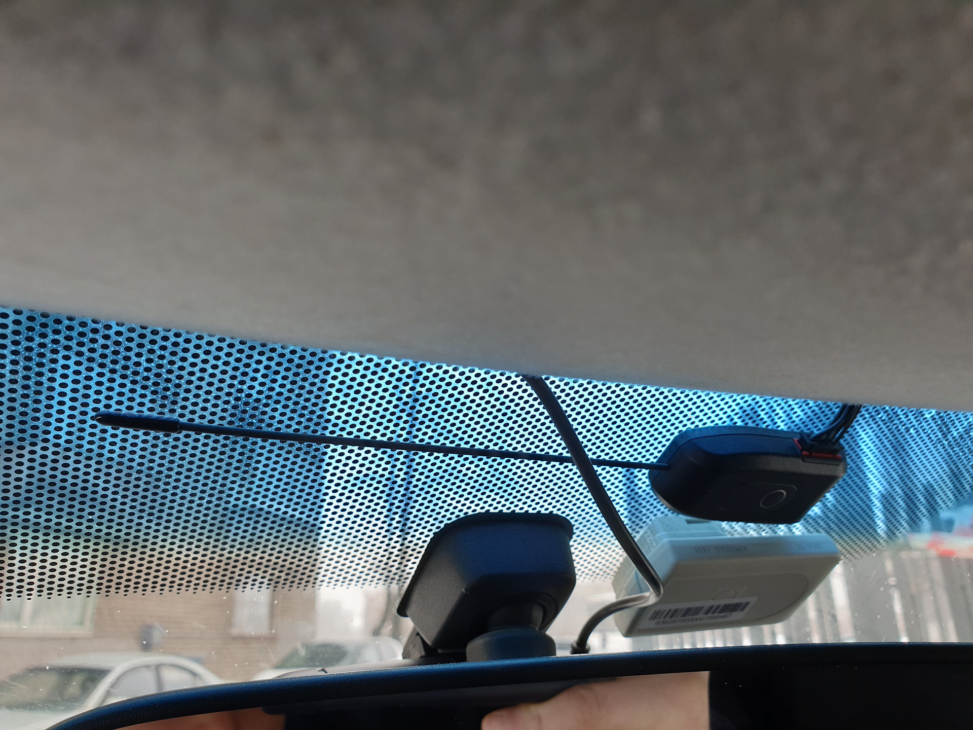 Лобовое стекло Skoda Kodiaq. На лобовом стекле антенна сигнализации старлайн а 93. Обогрев заднего стекла шкода
