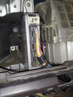 что такое maf в автомобиле toyota. HwAAAgFZVeA 240. что такое maf в автомобиле toyota фото. что такое maf в автомобиле toyota-HwAAAgFZVeA 240. картинка что такое maf в автомобиле toyota. картинка HwAAAgFZVeA 240. ДМРВ или MAF – что за зверь?Принцип работы датчика, назначение, диагностика неисправностей.Датчик Массового Расхода Воздуха или (MAF sernsor – от англ. MASS AIR FLOW SENSOR) – это датчик, предназначенный для контроля массы воздуха поступающего в двигатель в режиме реального времени. Датчик, как правило, имеет встроенный датчик температуры воздуха, и в большинстве случаев передает информацию в ЭБУ (Электронный Блок Управления) сигналы с обоих датчиков в аналоговом виде. Встречаются и разновидности датчиков со встроенной схемой АЦП (аналогово – цифровой преобразователь), где сигнал поступает в ЭБУ уже в оцифрованном виде, что в некоторой степени усложняет его диагностику для рядового «самодиагноста». Такие датчики устанавливаются достаточно редко, да и то на дорогих авто. Диагностировать их в «походных условиях» можно путем временной замены на заведомо исправный, и сравнивая результаты показаний по диагностическому протоколу.Есть два основных вида таких датчиков: нитиевый, и пленочный… Нитиевые датчики массового расхода воздуха обладают меньшей точностью, но более надежны, и устанавливались на автомобили марки ГАЗ. Пленочные (самые распространенные) датчики имеют самую высокую точность на сегодняшний день, но и самые капризные в плане надежности!Почему автопроизводители оборудуют свои автомобили именно этими датчиками, а не скажем всем известным и достаточно хорошо себя зарекомендовавшим ДАД (MAP — sensor)? Ведь Датчики Абсолютного Давления практически безотказны?! Все дело в том, что на разработчиков постоянно давят экологи, постоянно увеличивая свои требования к токсичности выхлопных газов… Да, мы придумали «каталитический нейтрализатор», и «систему рециркуляции отработанных газов», и они достаточно хорошо справляются с возложенными на них обязанностями, но есть одно «НО»! Есть такое понятие как «окно католизации»… Если состав ТВС (топливовоздушной смеси) отклоняется от стехиометрической на +/- 10%, то каталитический нейтрализатор просто на просто перестает функционировать! Точность ДАД сенсоров зачастую не позволяет выдерживать такую точную смесь, и поэтому производитель вынужден ставить ДМРВ.Как же устроен пленочный ДМРВ, или по научному «Термоанемометрический Датчик Массового Расхода Воздуха Пленочного типа» Итак, представьте себе пленку с керамическим покрытием. Эта пленка установлена непосредственно в поток воздуха, количество которого мы измеряем, так, что воздух проходит над керамическим покрытием поперек пленки. Сверху этого керамического покрытия, поперек потока, нанесены нагревательный резистор (в основном платина) и по бокам от него два терморезистора (если смотреть по потоку воздуха, то один терморезистор до платинового нагревателя, а второй после). Платиновый нагреватель разогревается до определенной температуры, и эта температура всегда постоянна – за этим следит специальный микроконтроллер, встроенный в этот датчик. Когда поток воздуха равен 0, то терморезисторы (термометры) показывают одинаковую температуру, т.к. облако нагретого воздуха не сдувается потоком. Когда повышается поток воздуха, то он «сдувает» облако нагретого воздуха, и терморезисторы показывают разную температуру… На основе таких измерений, а так же температуры воздуха на входе, и высчитывается точное количество (обьем) воздуха, что потом пересчитывается в массу… Этот датчик обладает наивысшей точностью измерений на сегодняшний день, т.к. различает направление потока воздуха, и отнимает объем воздуха который проходит обратно после удара о резко закрытый дроссель.
