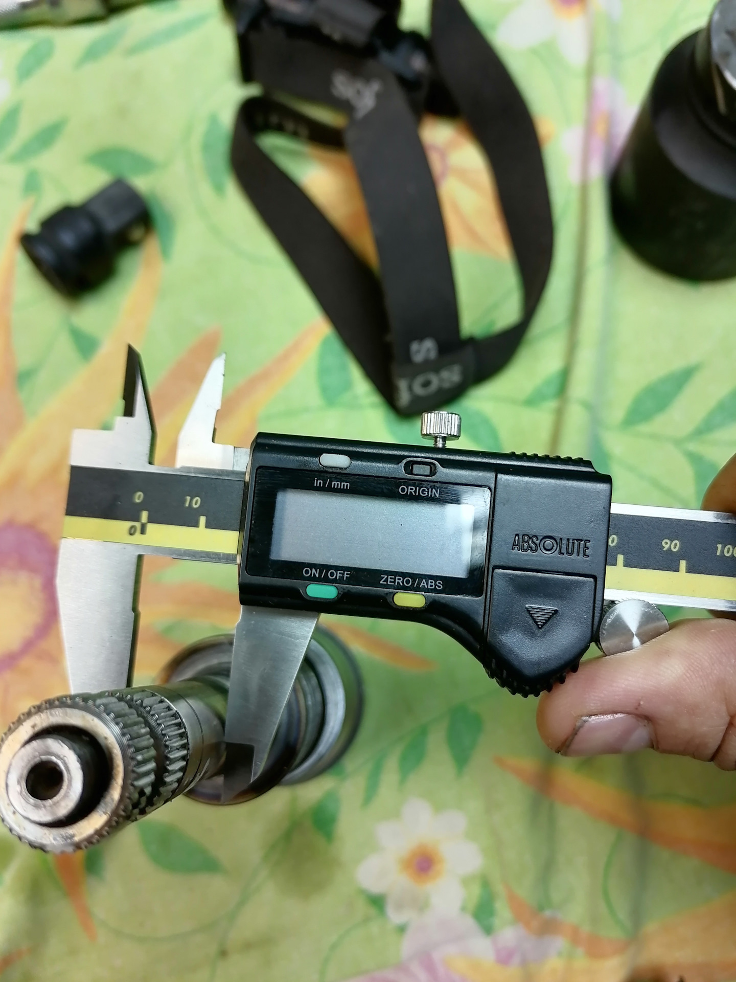 Что может постукивать на мелких неровностях, на не большой скорости ...