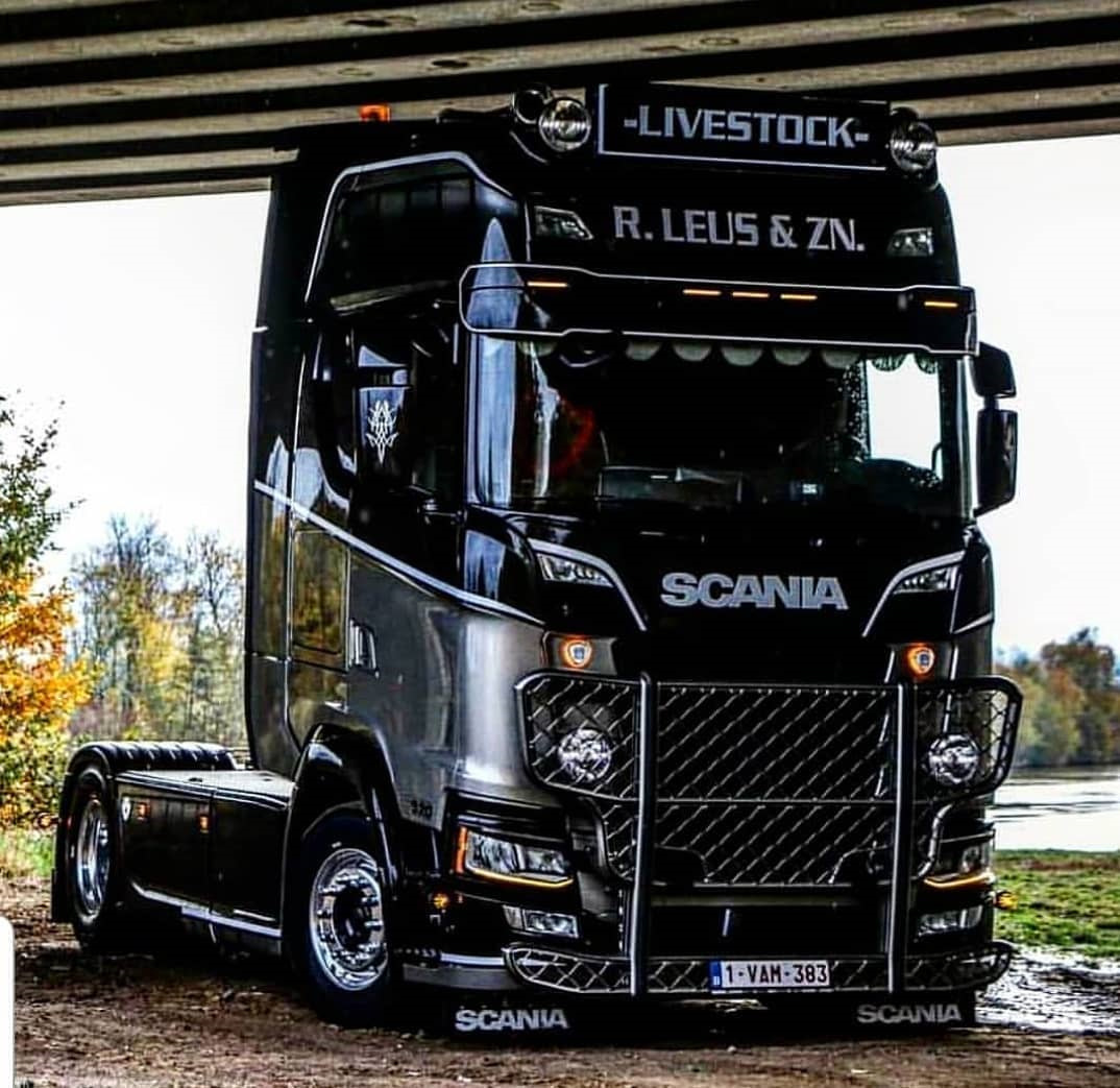 Европа трак. Volvo Truck 2022. Volvo Truck 1990. Крутые тягачи. Тюнингованный тягач.