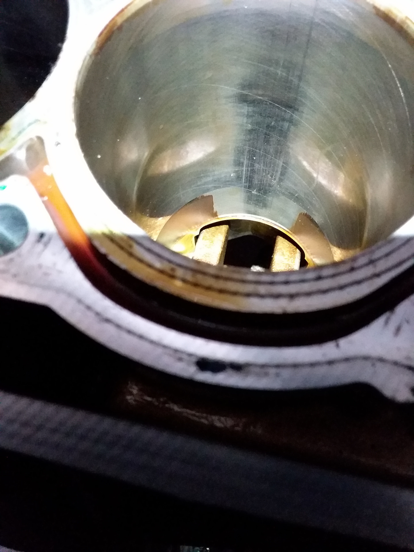 Задиры гильзы д-245. Задиры хендай солярис. Задиры хендай солярис. Задиры в цилиндрах хендай. Задиры хендай солярис.