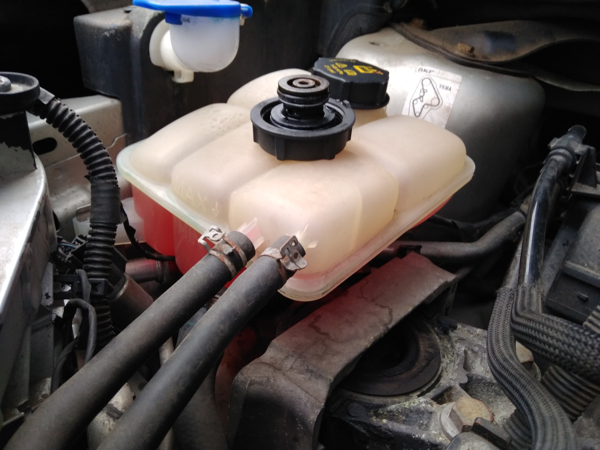 Шевроле ланос патрубок расширительного бачка. Патрубок обратки расширительного бачка 2114. Шланг расширительного бачка ваз 21213. Какой шланг на расширительный бачок. Расширительный бачок vag на ваз 2114.