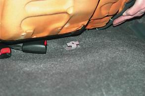 Снять заднее сиденье на нексии. Снятие задних сидений дэу нексия n150. Как в славуте снять заднее сиденье. Механизм наклона спинки сиденья на дэу нексия. Снять заднее сиденье на нексии.