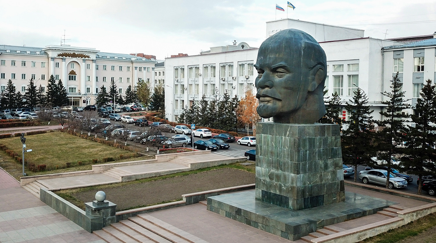 Улан удэ викторов. Памятник Ленину (Улан-Удэ). Голова Ленина в Улан-Удэ. Площадь Ленина Улан-Удэ. Памятник Ленину в городе Улан Удэ.