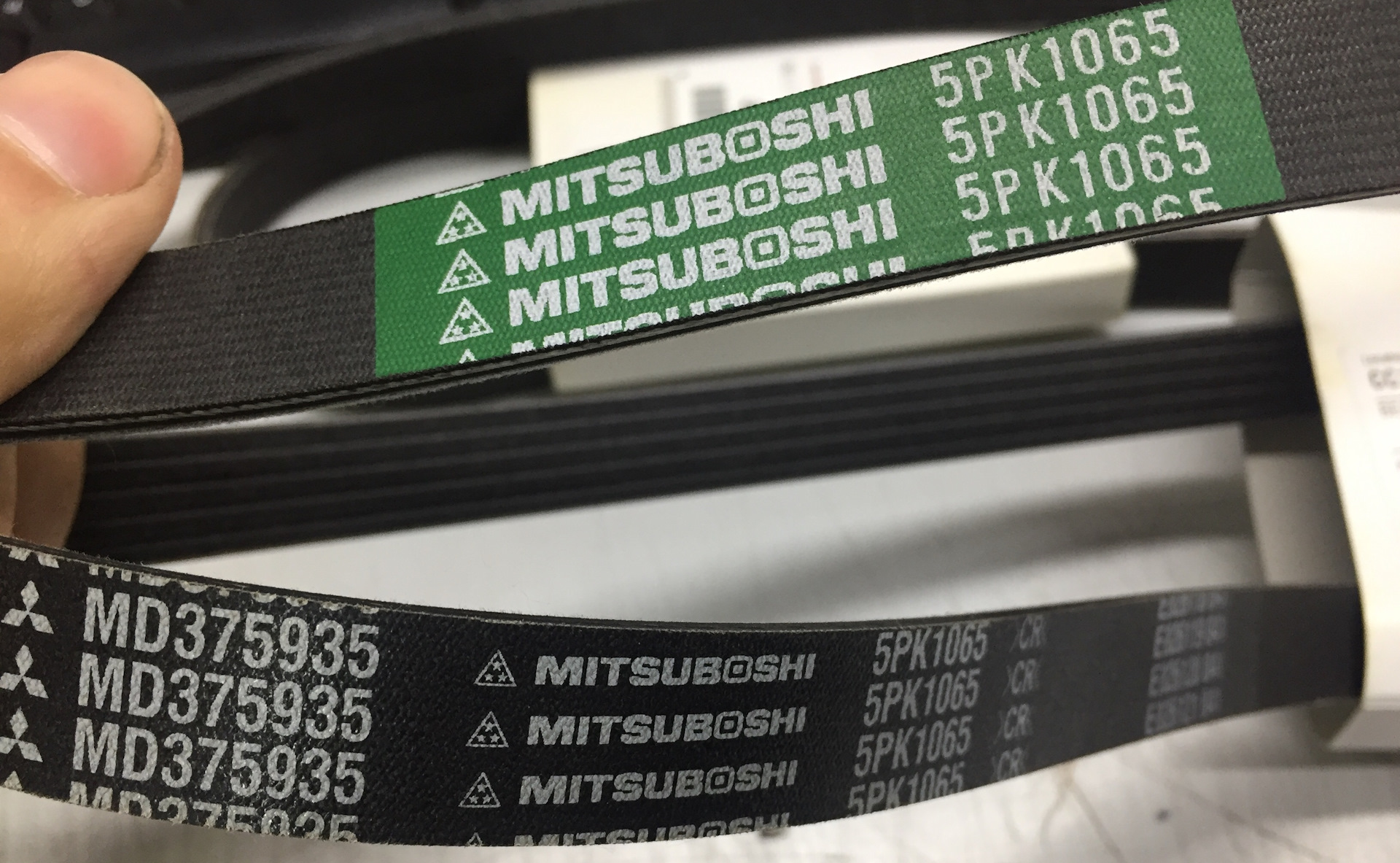 Как отличить ремень. Ремень Mitsuboshi 6330. Ремень генератора Mitsubishi оригинал Mitsuboshi. Md375935 размер. Ремень генератора Mitsuboshi 1113.