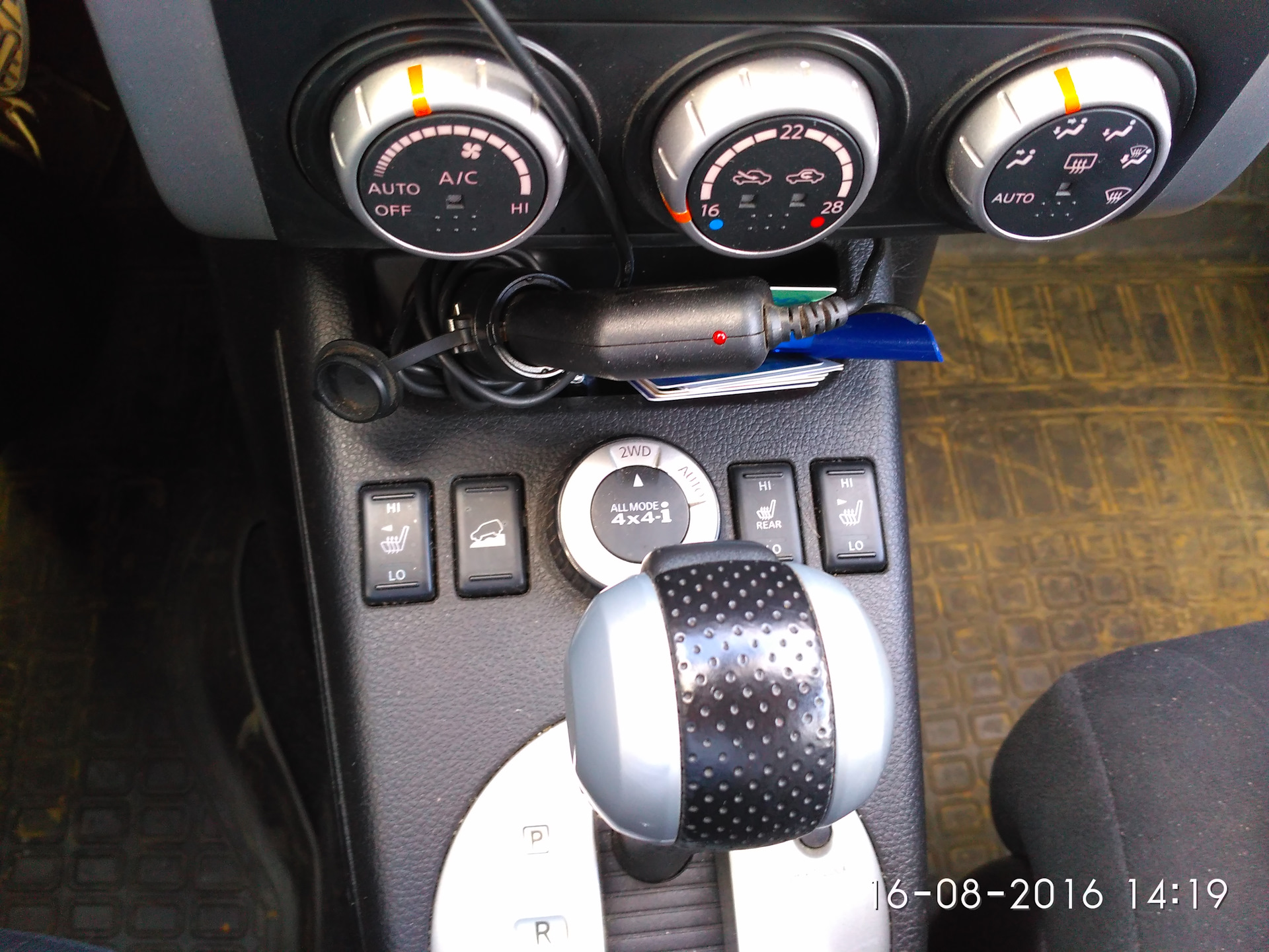 Nissan x trail подогрев сидений. Кнопка подогрева сиденья nissan x-trail. Кнопки подогрева x trail. Nissan x trail подогрев сидений. Ниссан х трейл подогрев сидений кнопки.