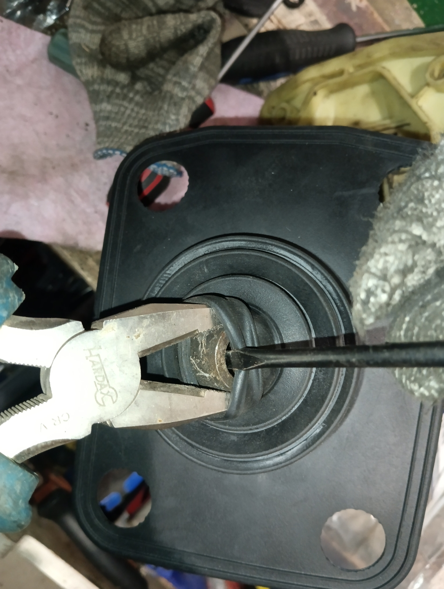 Замена пыльника кулисы КПП — Mitsubishi Carisma, 1,6 л, 2003 года ...