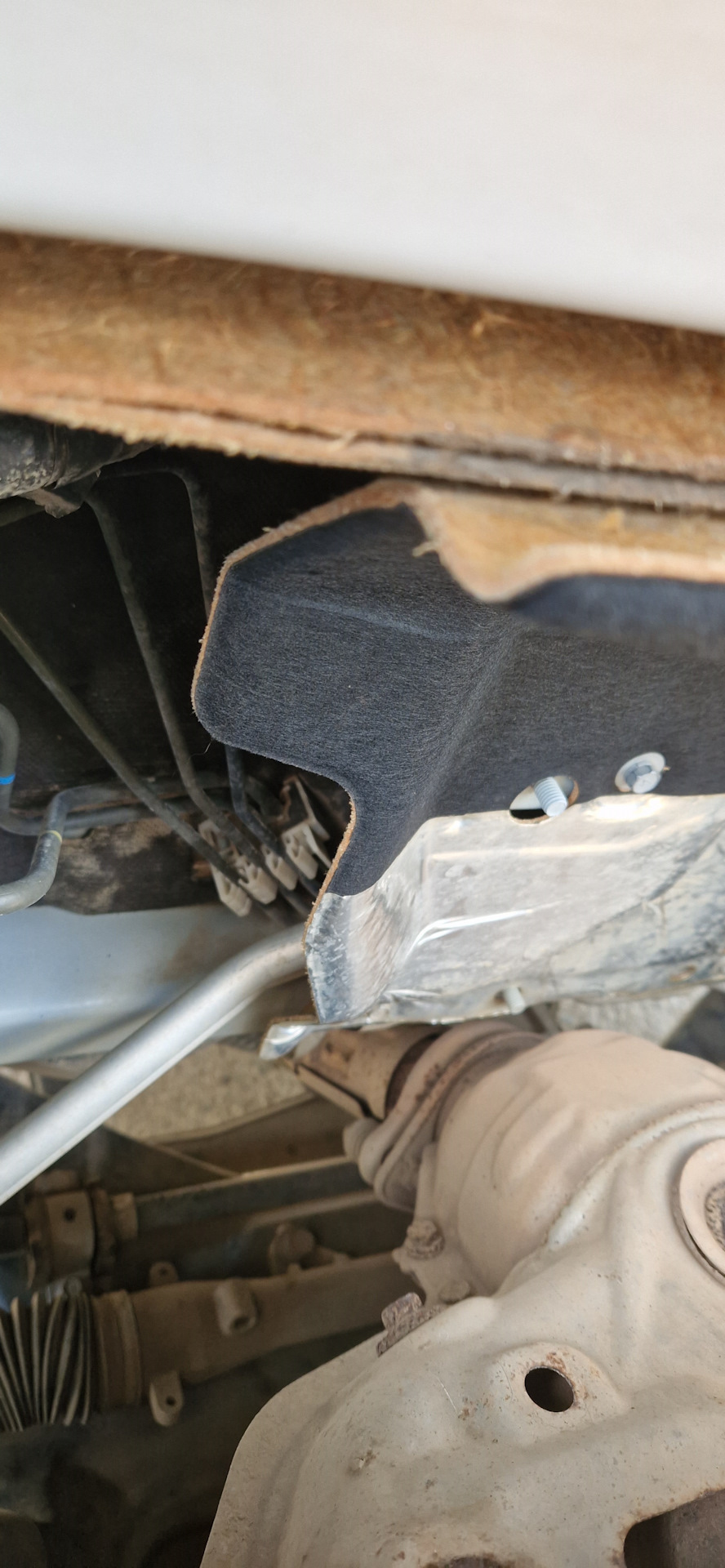 Штатная шумоизоляция моторного отсека — Mitsubishi Outlander (3G), 2,4 ...