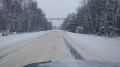 с какой скоростью можно ездить на полном приводе на уаз патриот. L0AAAgOE7OA 240. с какой скоростью можно ездить на полном приводе на уаз патриот фото. с какой скоростью можно ездить на полном приводе на уаз патриот-L0AAAgOE7OA 240. картинка с какой скоростью можно ездить на полном приводе на уаз патриот. картинка L0AAAgOE7OA 240. Ещё до покупки своего мне иногда попадались на дороге какие то очень шустрые Патриоты. Больше всего запомнился пару лет назад на узком бесплатном участке M-4 белый Патриот который ехал 130-140 и даже подпирал меня, ехавшего на мотоцикле (VTX 1800R). Я ускорялся, ехал несколько километров 160-170, потом сбавлял до 130-140, и он через некоторое время опять меня догонял. Так продолжалось несколько десятков километров, потом он отстал.