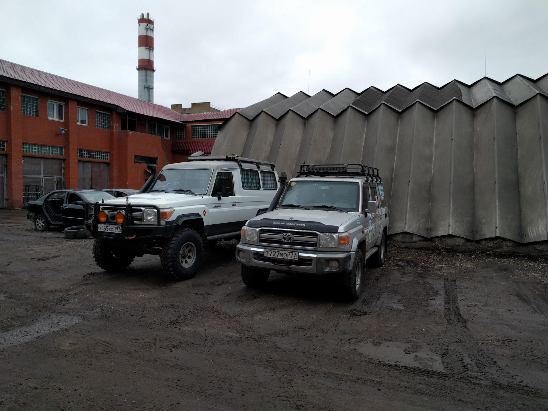 Боковые светильники на экспедиционном багажнике Land Cruiser 200 ...