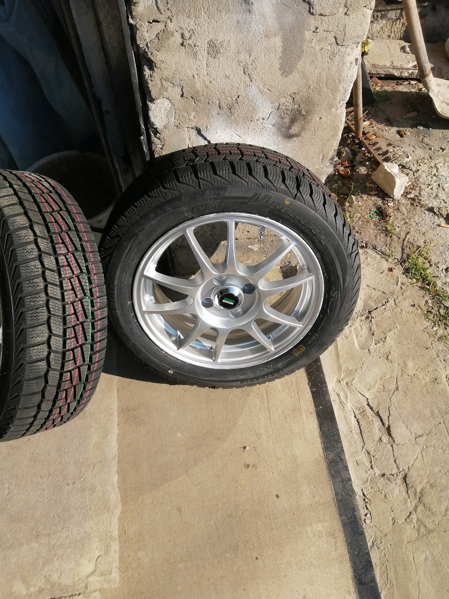 Резина 185 55 r15. 185/50 r15. 185/55 r15 гранта. 185 55 15. Колеса 185 55 r15.