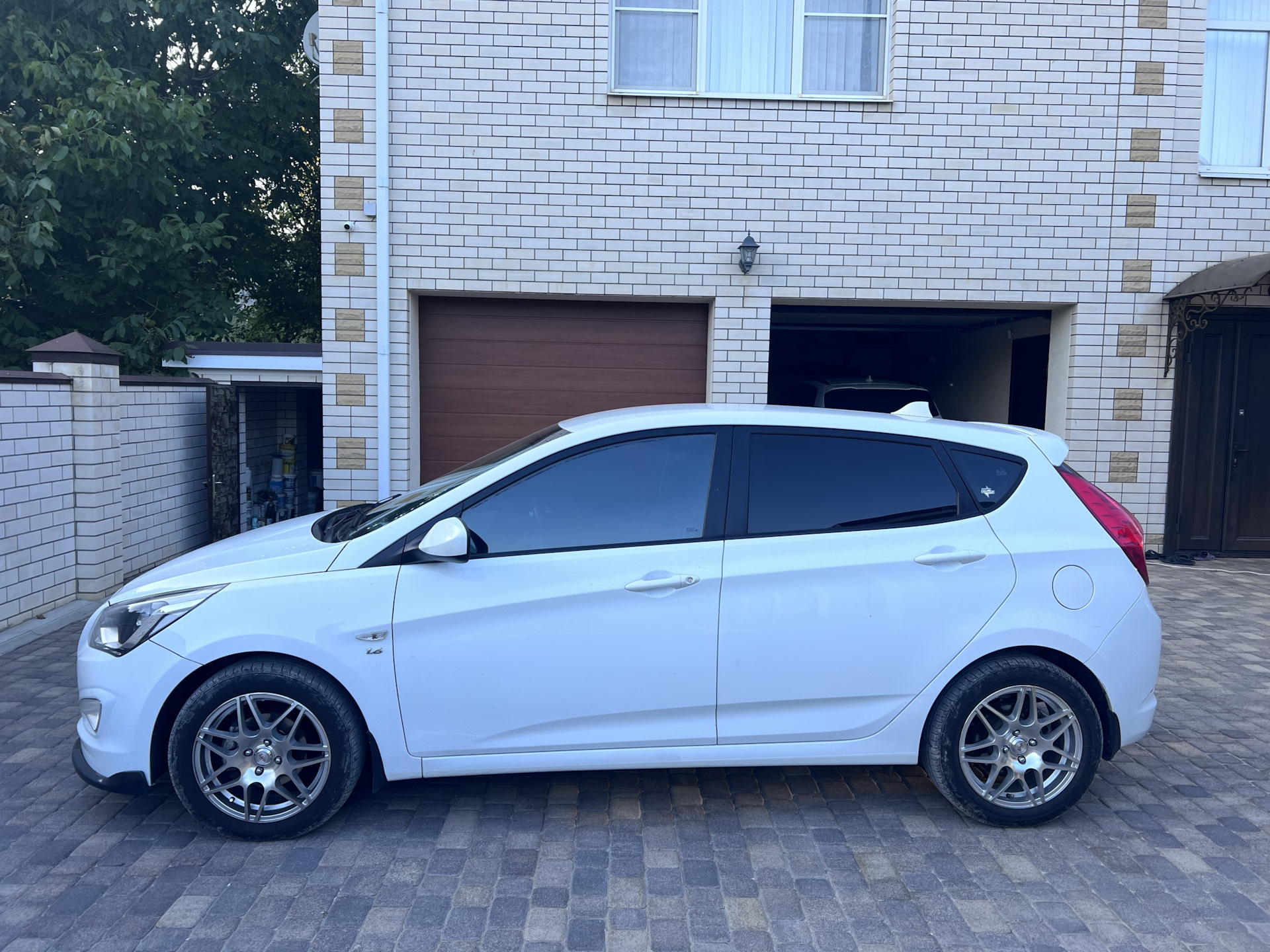 Замена лобового стекла — Hyundai Solaris Hatchback, 1,6 л, 2016 года ...