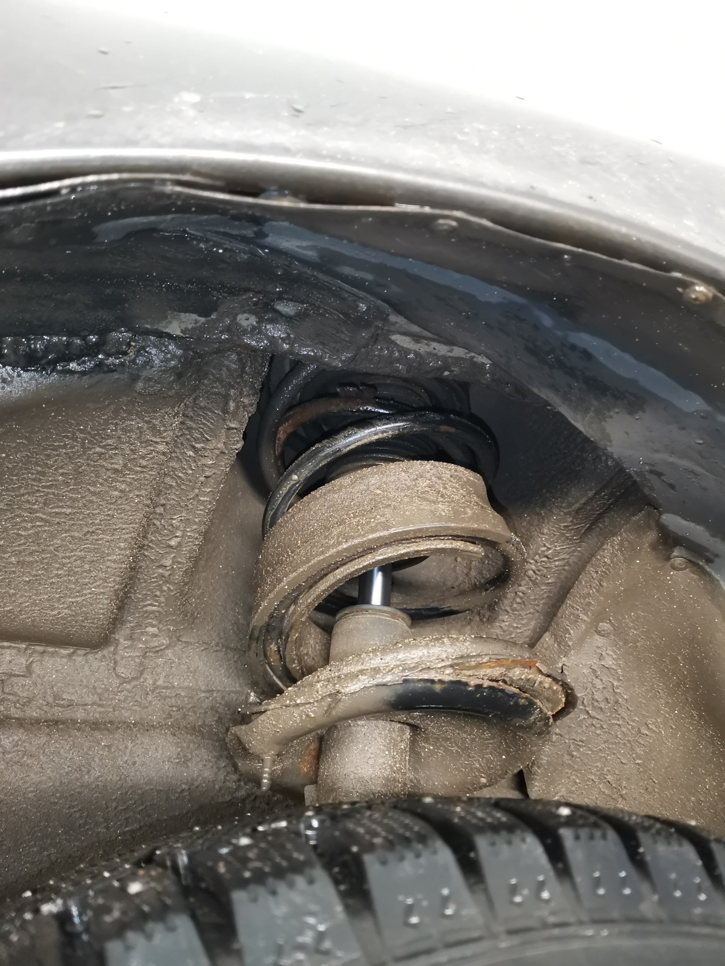 #33 Лопнула пружина амортизатора — Volvo S60 (1G), 2,4 л, 2008 года ...