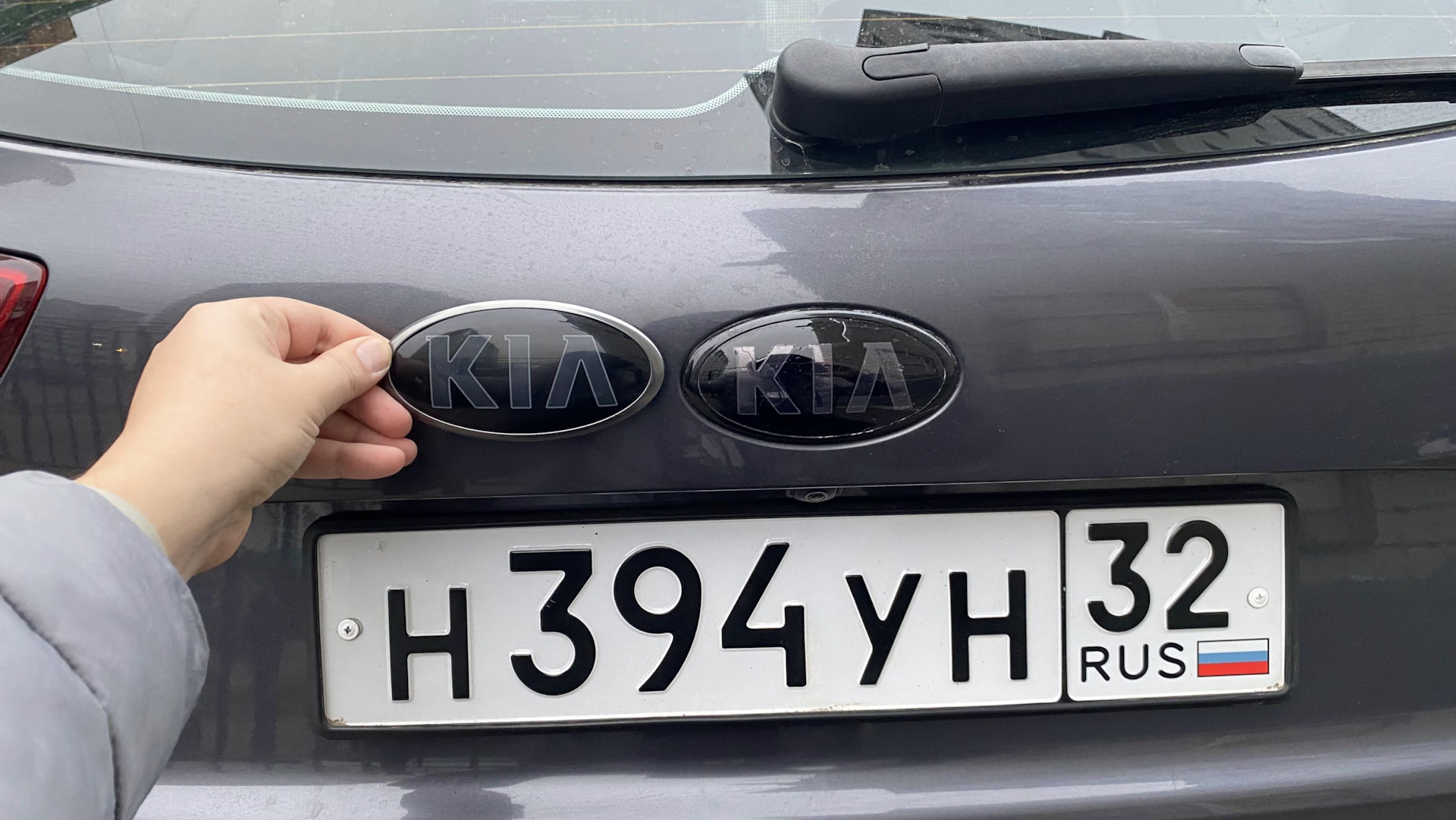 Логотип KIA Black Edition — KIA Ceed (2G), 1,6 л, 2012 года | стайлинг |  DRIVE2