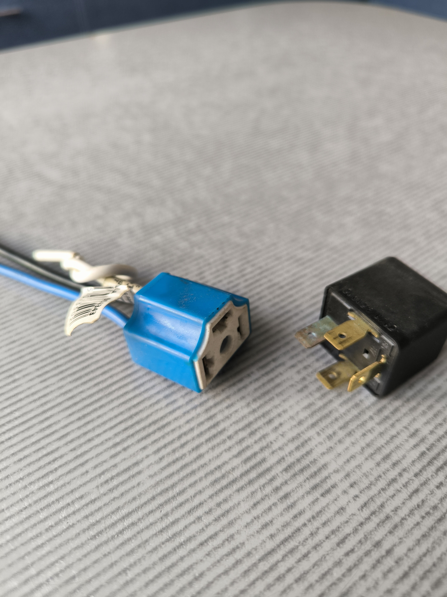 При включении ближнего света загорается на приборе и индикатор дального ...