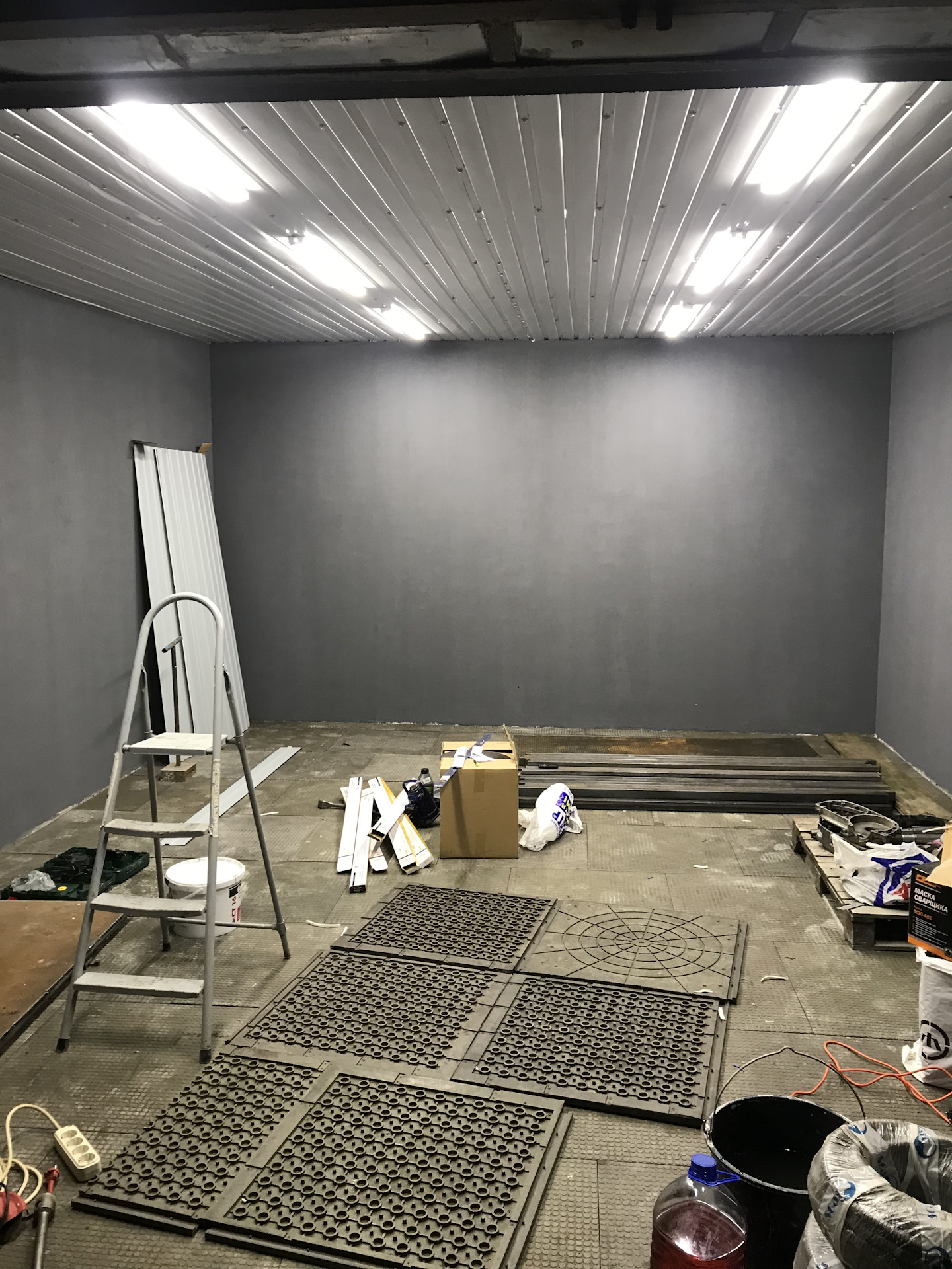 Потолок в гараже из фанеры