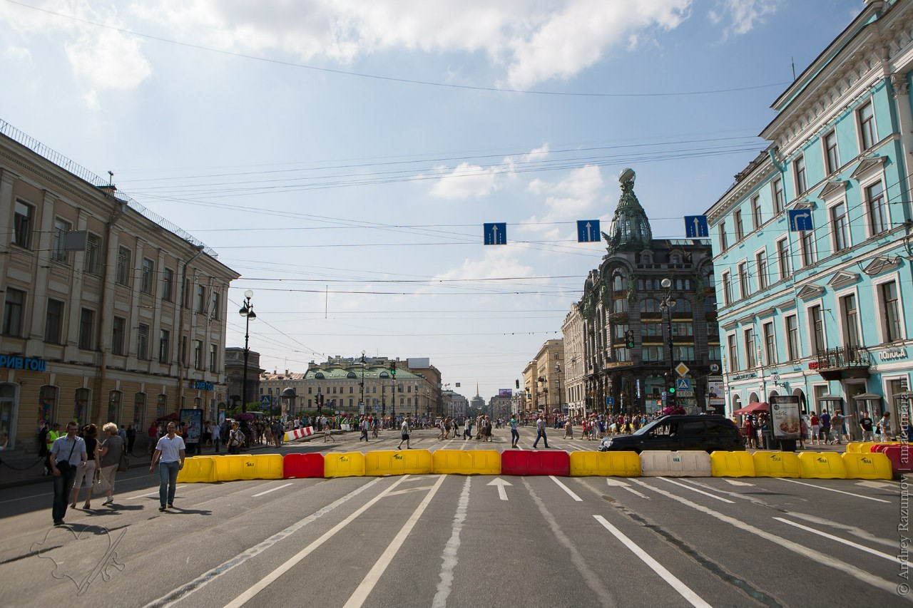 Обстановка в спб. Невский проспект Санкт-Петербург пешеходная улица. Невский проспект пешеходная зона. Невский проспект пересекается с Дворцовой площадью. Невский проспект 2013 год-.