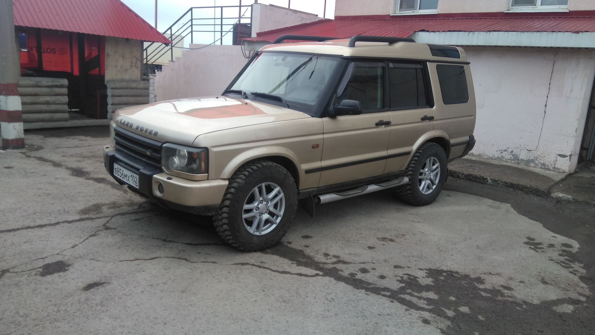 Ленд ровер дискавери 2.5 дизель. Land Rover Discovery 2 1999. Land Rover Discovery 2 диски от БМВ. Discovery 2 диски BMW. Диски БМВ на ленд Ровер Дискавери 2.