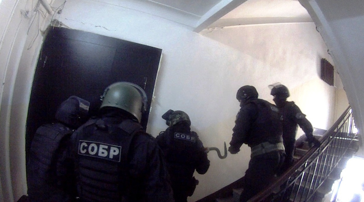 Омон в доме. Триагрутрика биг сити лайф текст. Фсб штурмует дом. Выбегаешь из подъезда а там омон песня. Омон вламывается в дом.