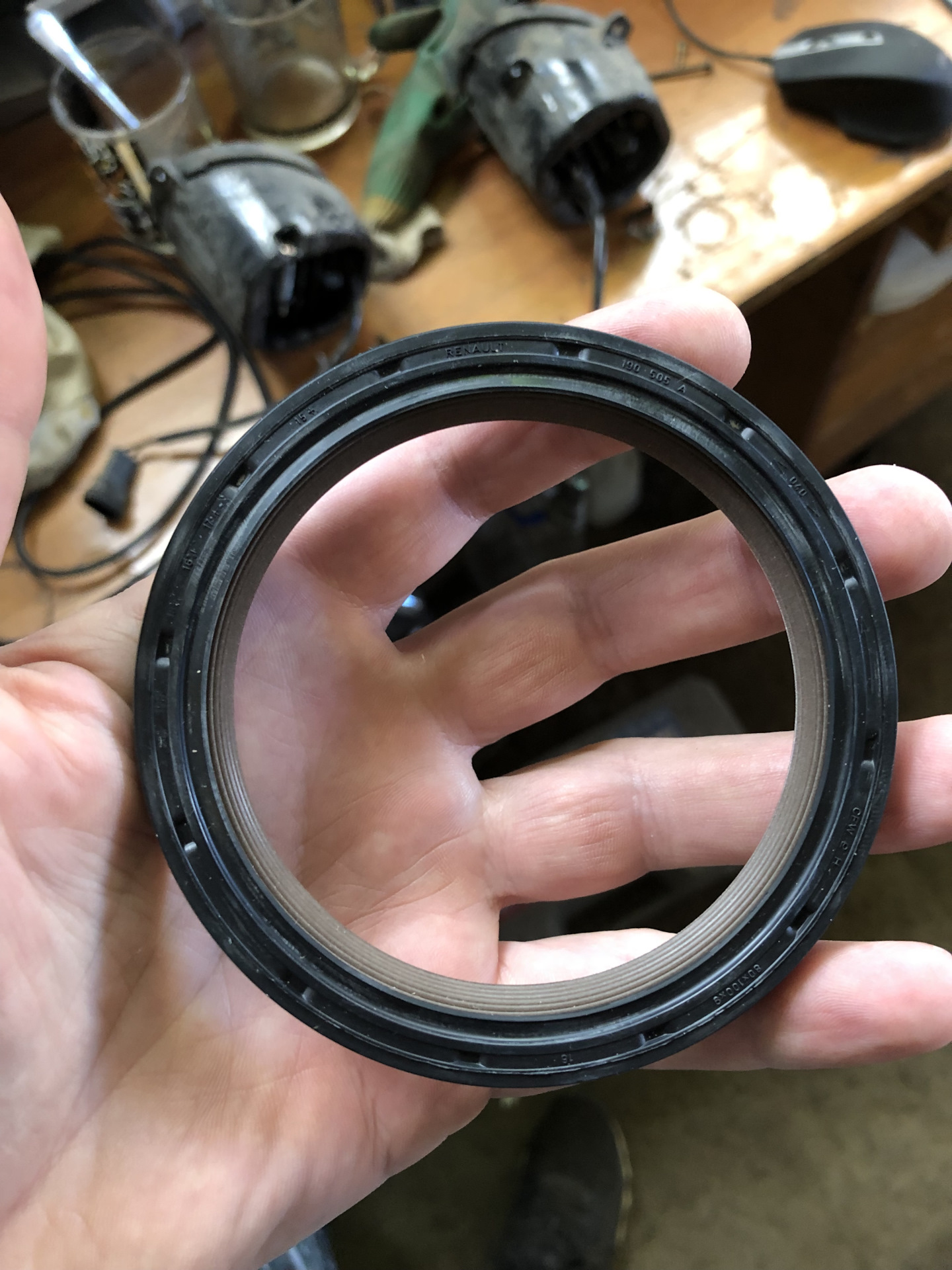 Замена заднего сальника коленвала, плановое ТО, замена масла в коробке ...