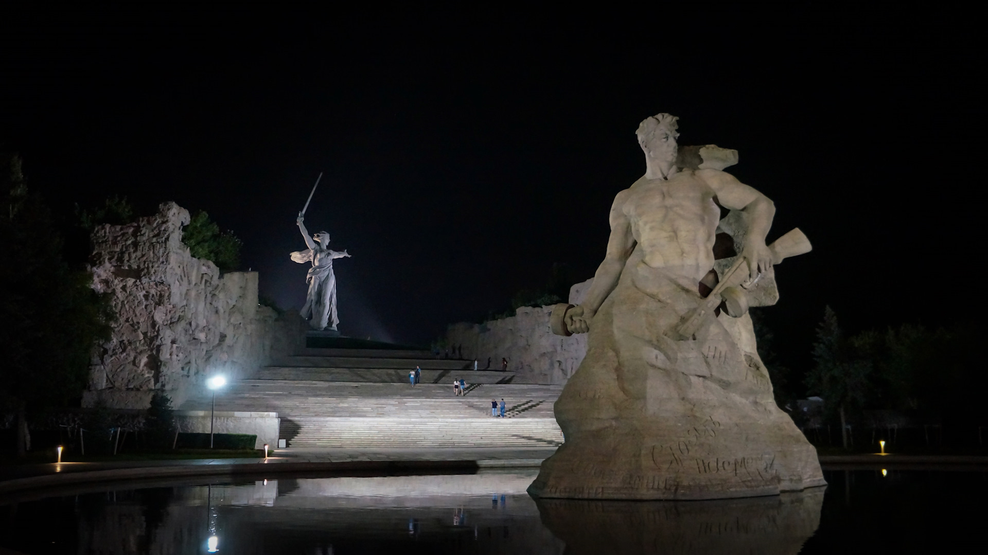 Девушка на мамаевом кургане. Мамаев Курган Волгоград. Мемориал Мамаев Курган. Вечерний Мамаев Курган Волгоград. Волгоград набережная Мамаев Курган.