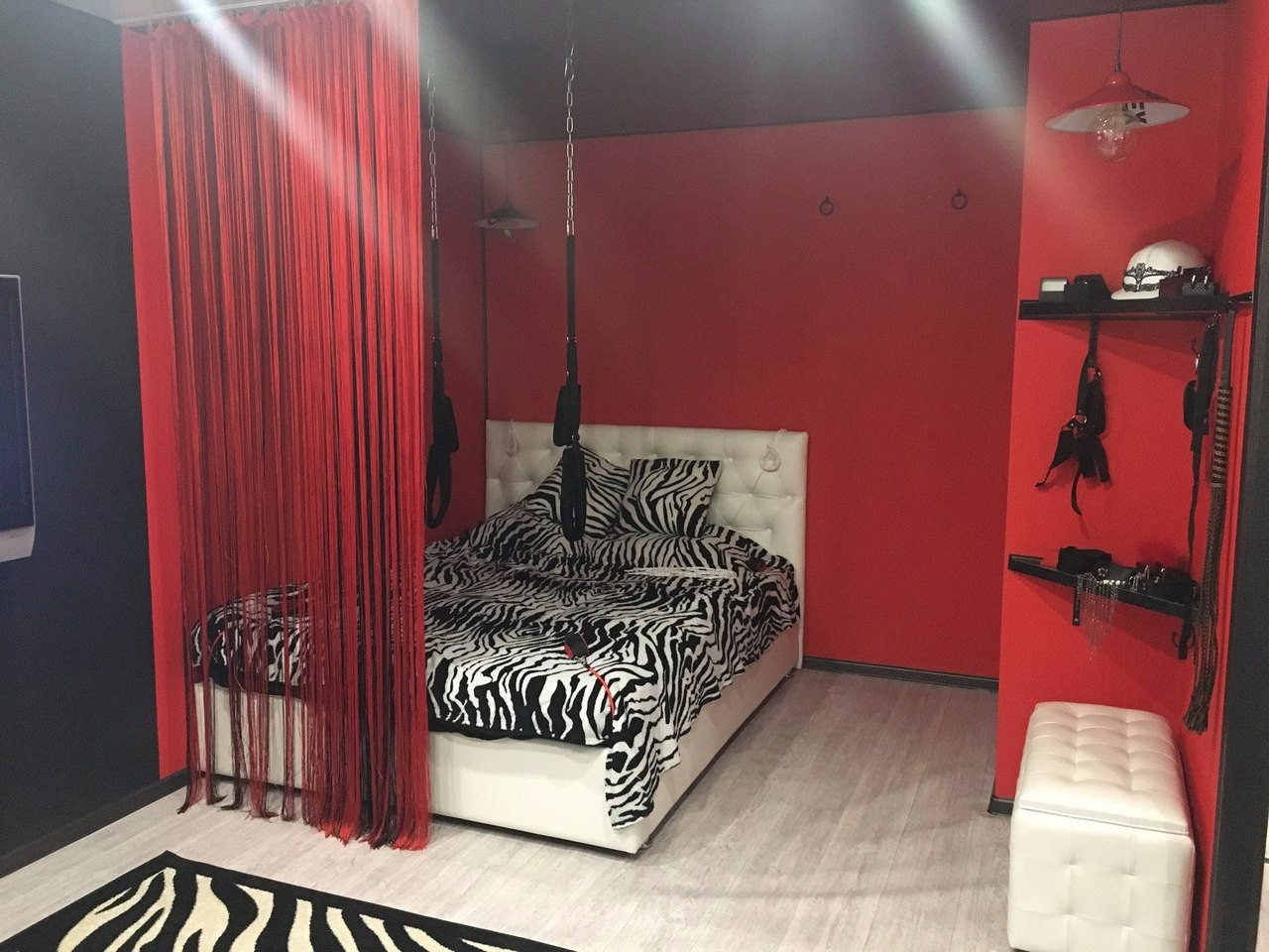 Квартира для встреч на час. Красная комната 50 оттенков серого Тольятти. Красная комната. Красная комната для взрослых. Красная комната для взрослых в квартире.