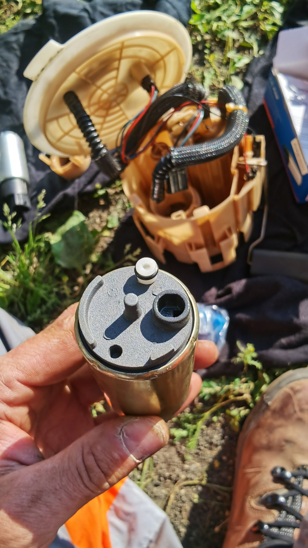 Фильтр топливный opel astra h 1. Насос топливный рено логан 1. 2. От чего подходит бензонасос. Насос w203 топливный от чего подходит.