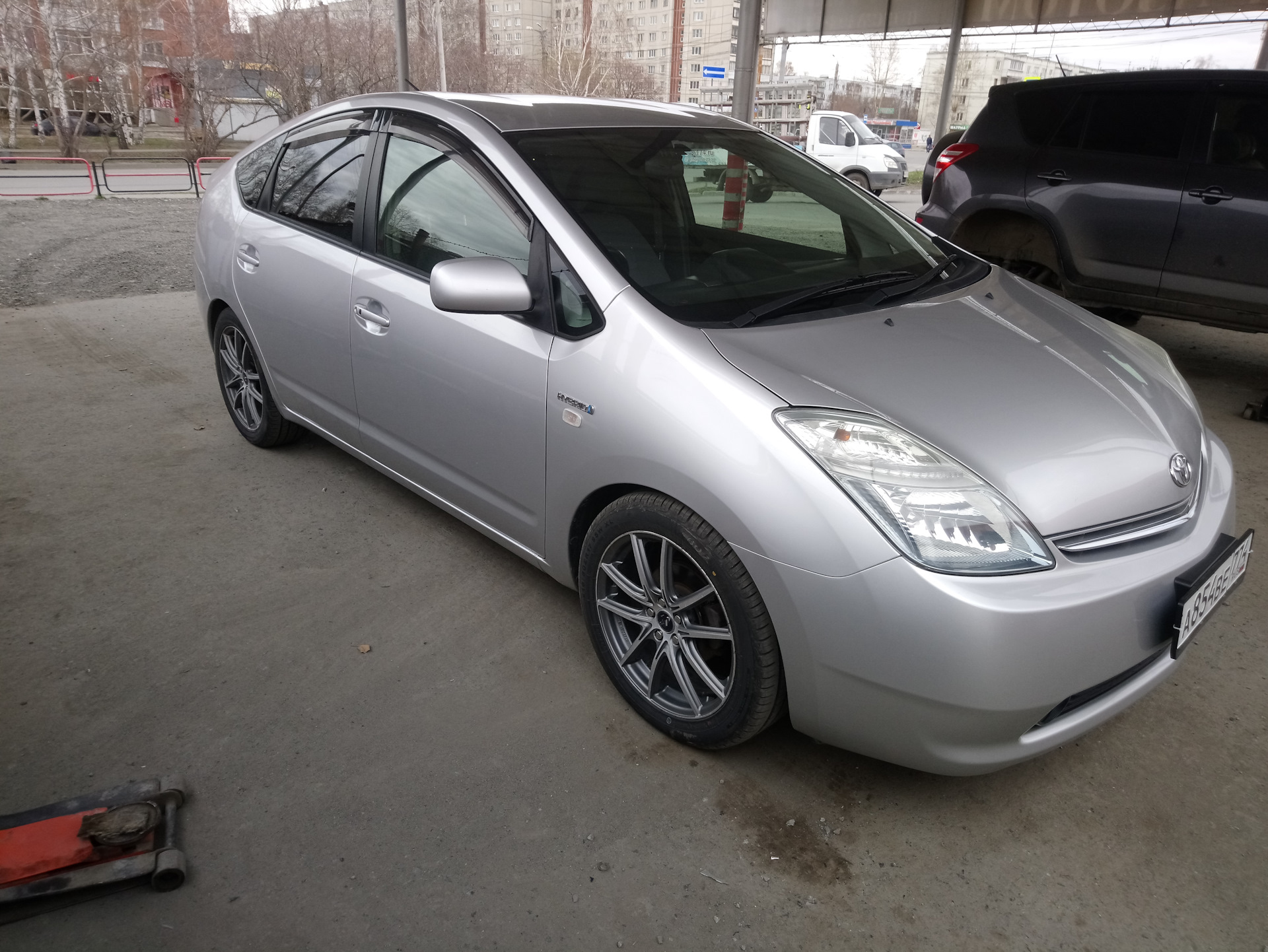 Приус 20 кузов. Toyota Prius 20 тюнинг. Prius 20 Tune. Prius 20 tuned. Тойота Приус 20 Юбилейная комплектация.