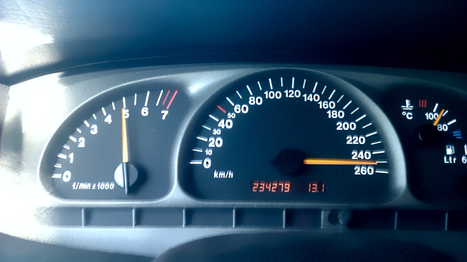 спидометр от ваз 2104. мерседес который разгоняется 300 км в час. Mercedes benz ml 500 расход топлива. Km/h mph. 165 км в часах.