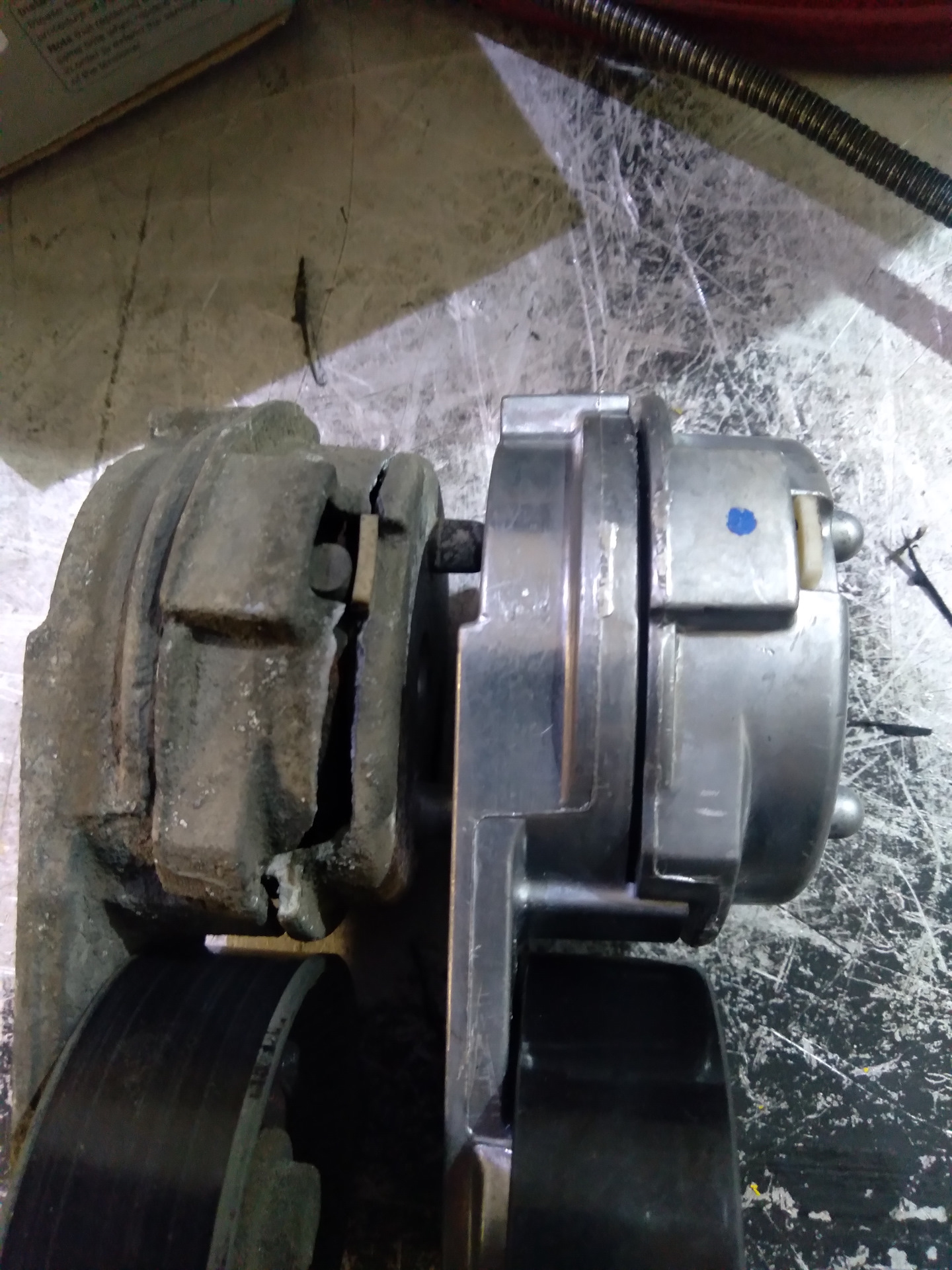 Замена натяжителя приводного ремня — Chrysler Sebring (2G), 2,4 л, 2005 ...