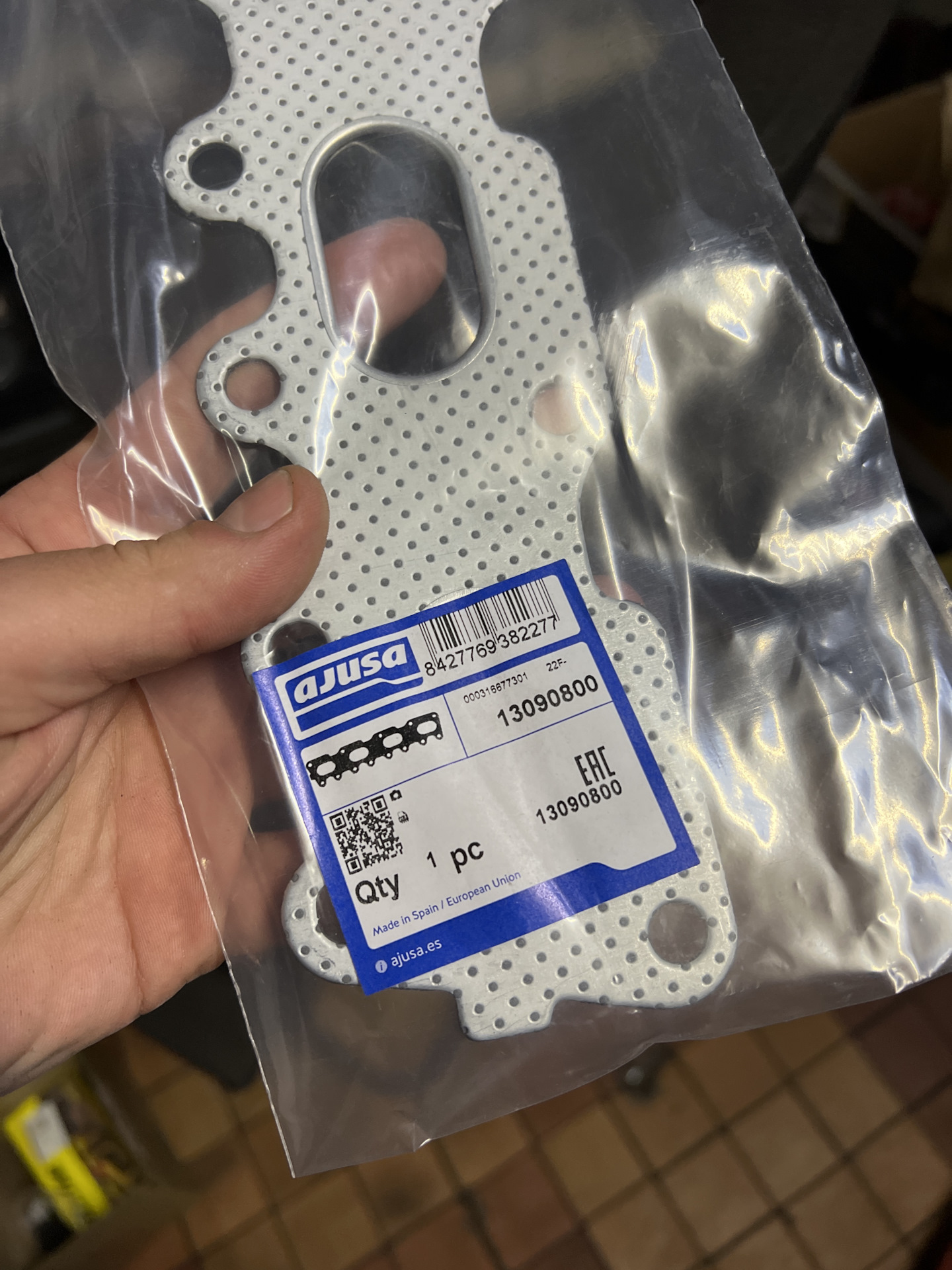 Воняет выхлопом в салоне при открытых окнах, замена прокладки под ...