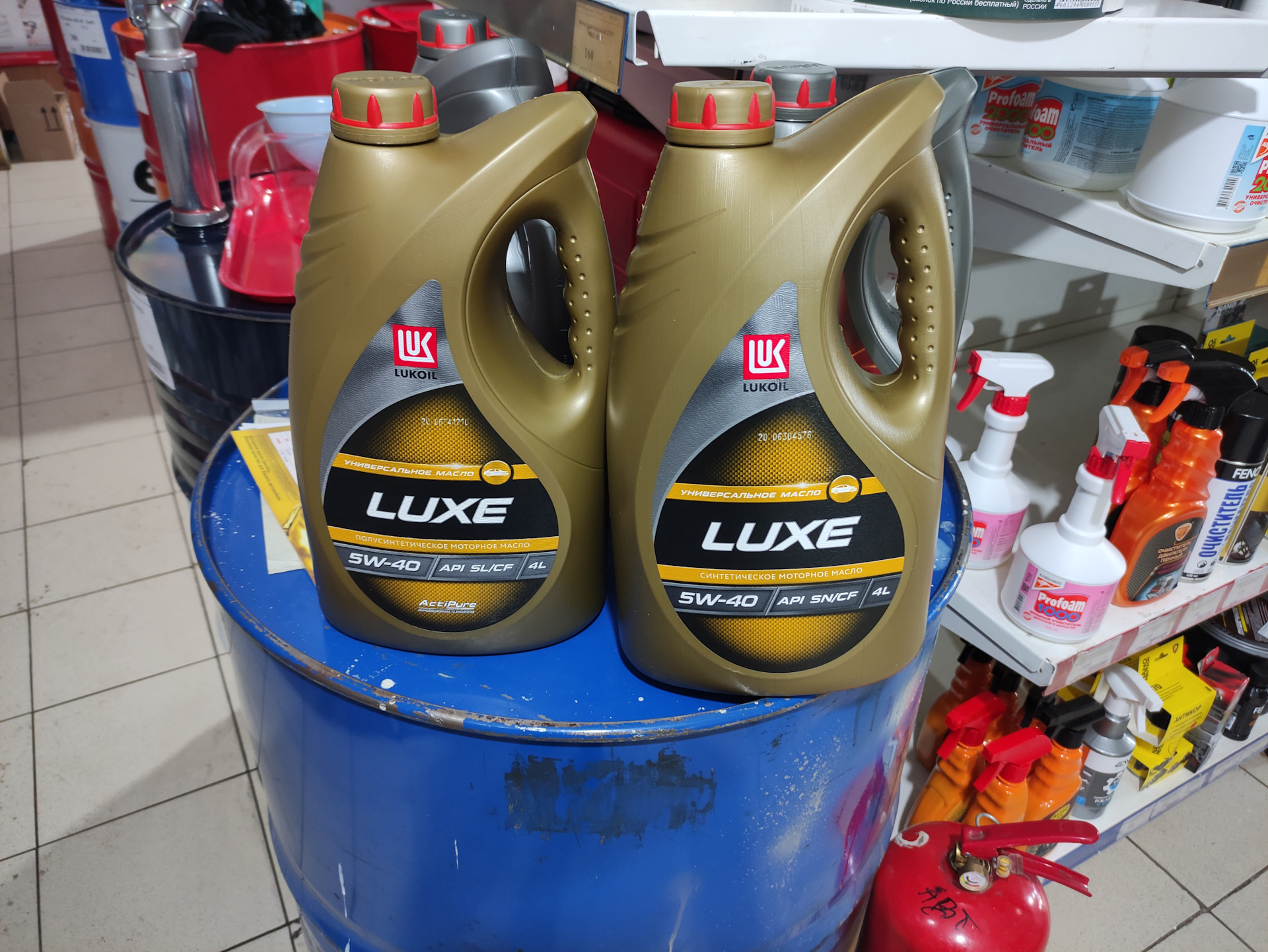 Купить 5 литров масла лукойл. Лукойл 5w40 канистра. Лукойл Люкс 4 литра канистра. Лукойл Люкс 10 40 новая канистра. Lukoil Luxe 5w-40.