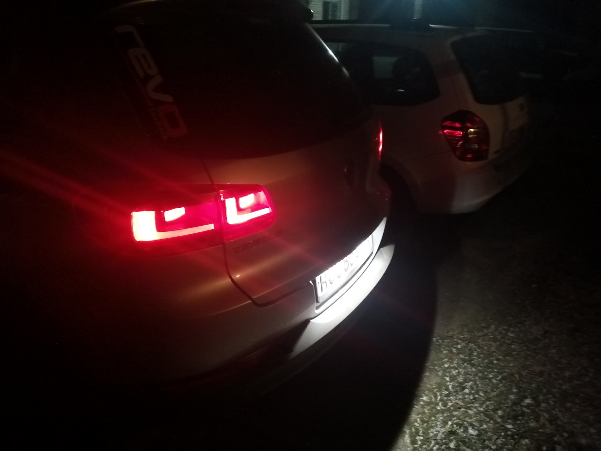 Лампа подсветки номера — Volkswagen Tiguan (1G), 2 л, 2012 года ...