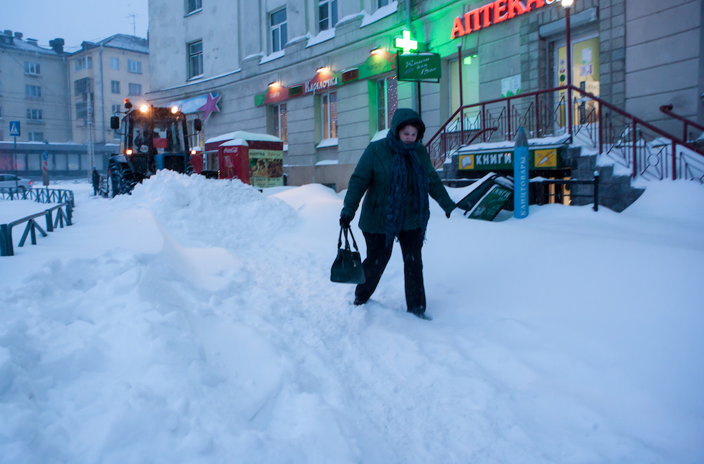Сугробы раньше. Сугробы Петрозаводск. Снег в Петрозаводске сегодня.