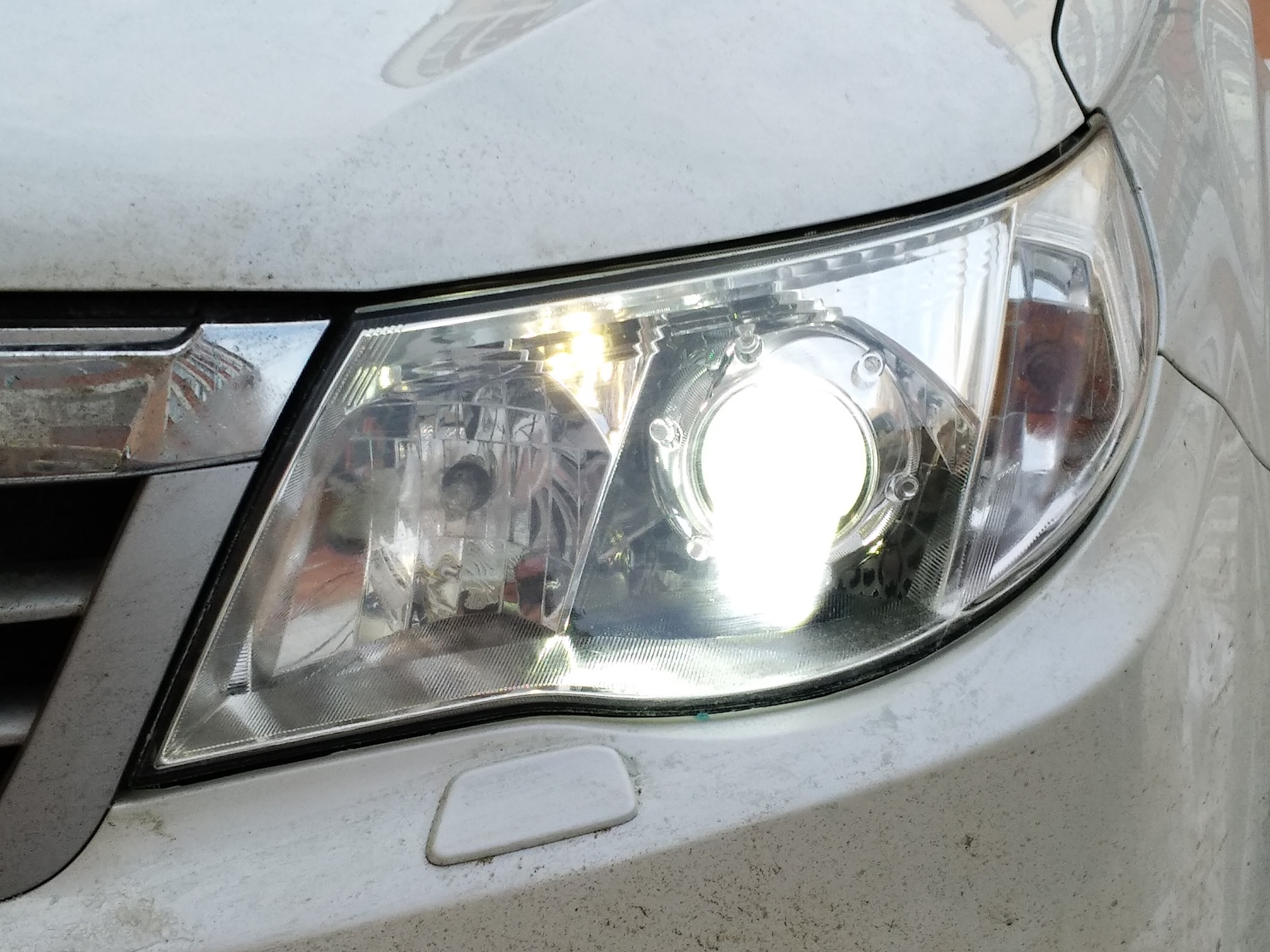 Желтые габариты subaru forester sh5. Ксеноновые линзы forester sg5. Ксенон 12000к. Форестер сг5 лампы в туманки. Led лампы h4 в форестер sf5.