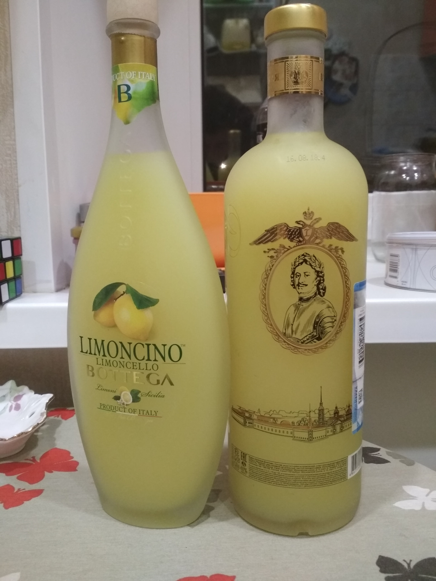 Лимончелло спб. Лимонный ликёр Limoncello. Лимончелло ликер Италия. Белорусский ликер лимонный Лимончелло. Лимончино Боттега.