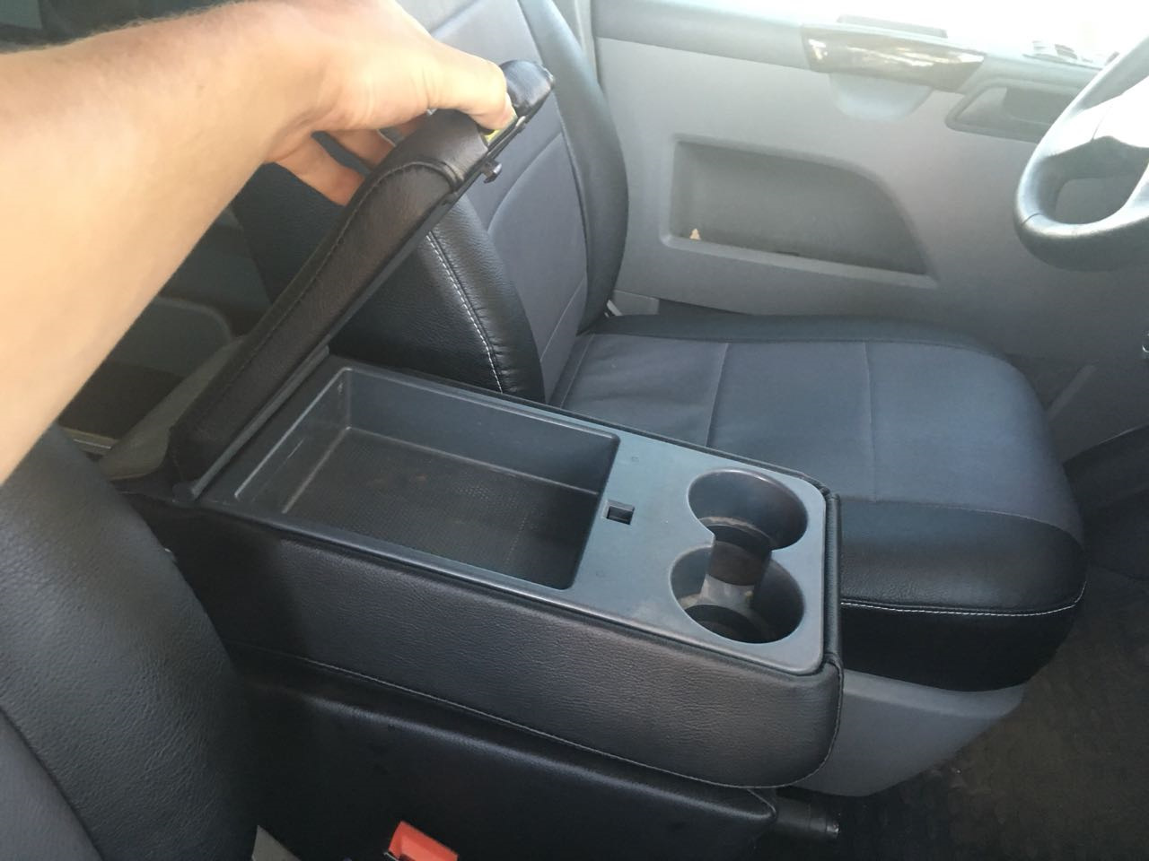 Подлокотник фольксваген т5. Снятие подлокотника VW t5. Как снять подлокотник на Фольксваген Шаран 1998.
