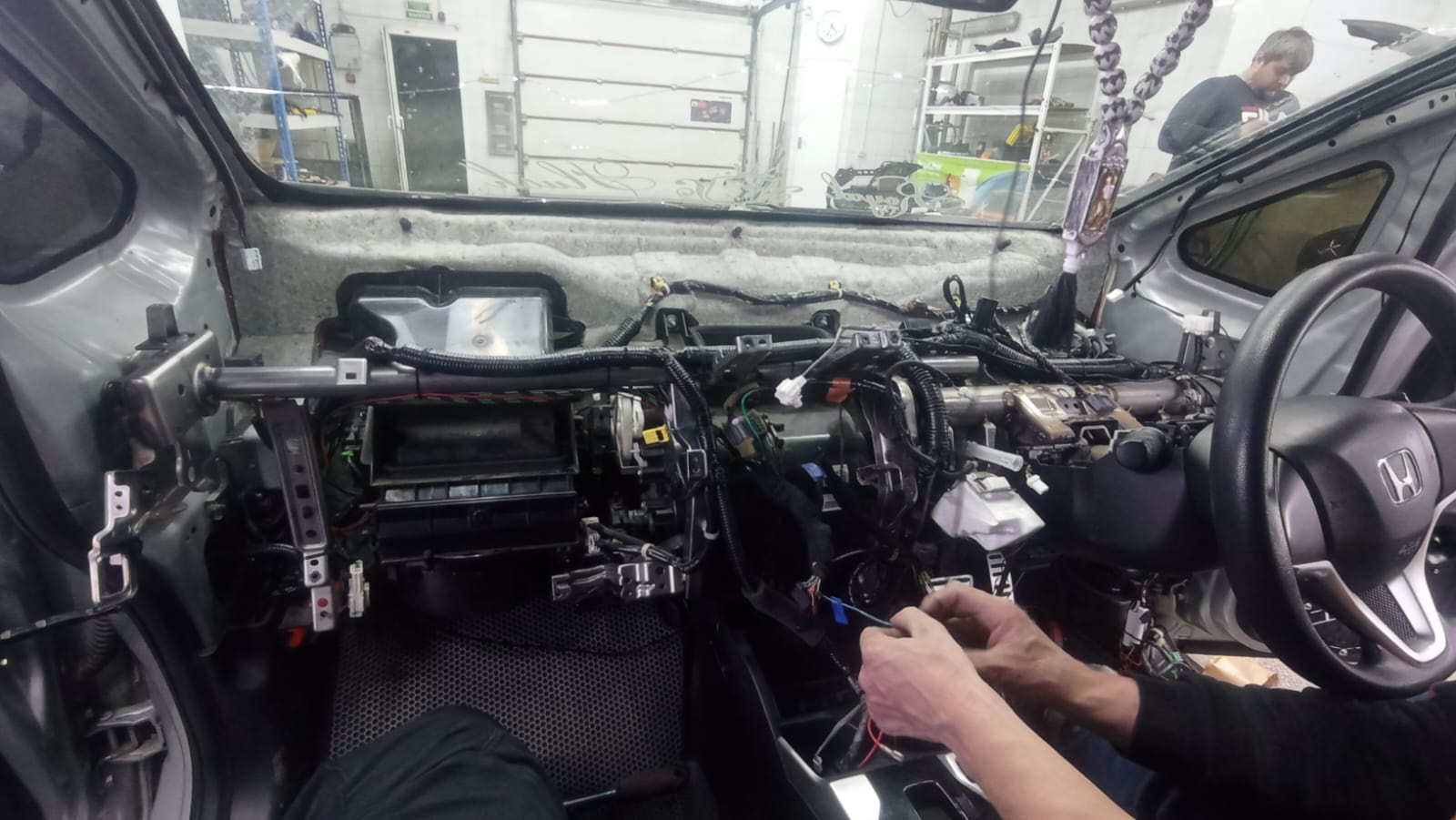 Дребезжание панели(торпеды) — Honda Fit (3G), 1,3 л, 2016 года ...