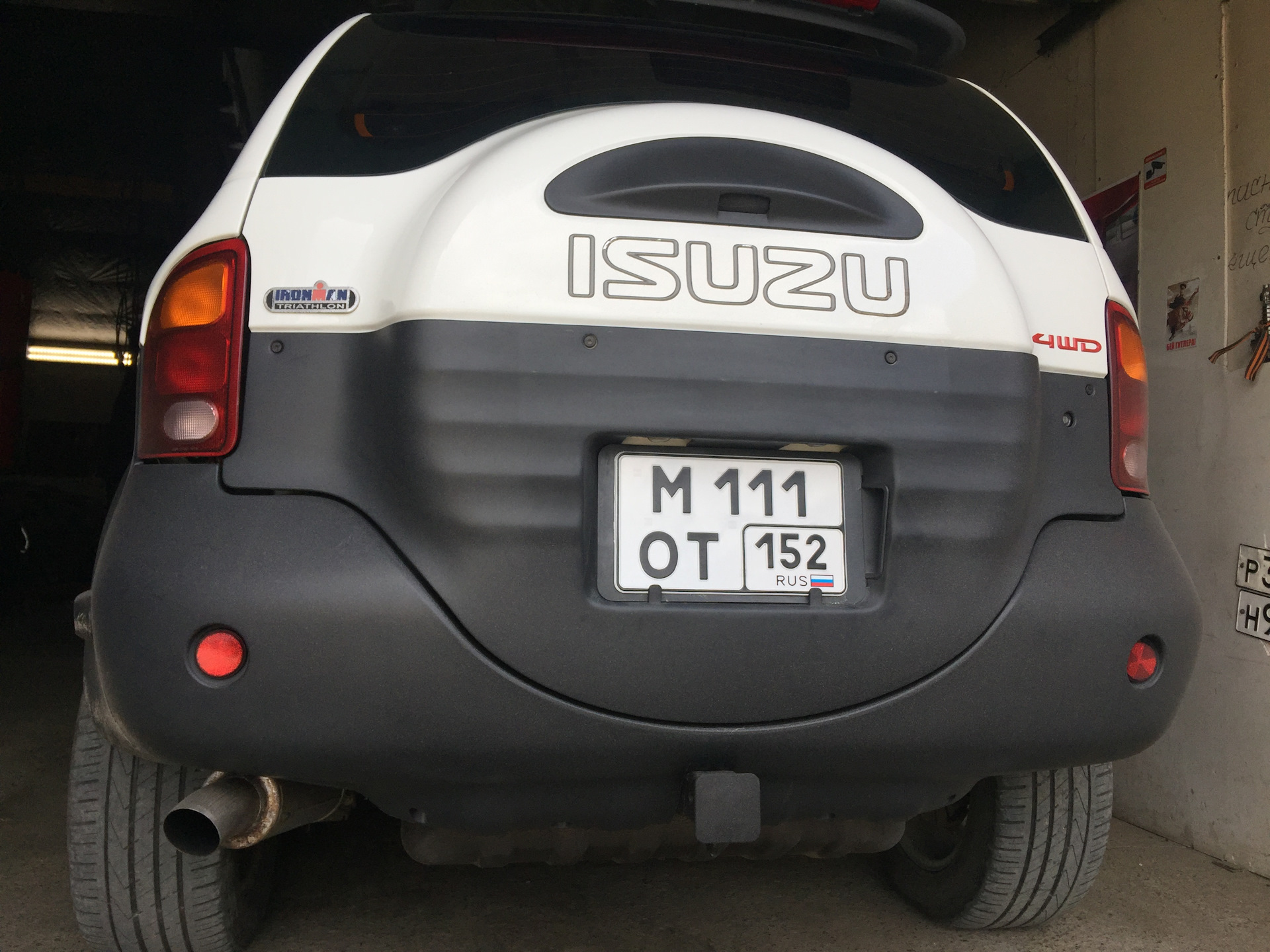 Фото новых номеров. Подсветка номера Isuzu VEHICROSS. Квадратный номер на Isuzu VEHICROSS. Госномер нового образца для авто. Гос номера японского формата.