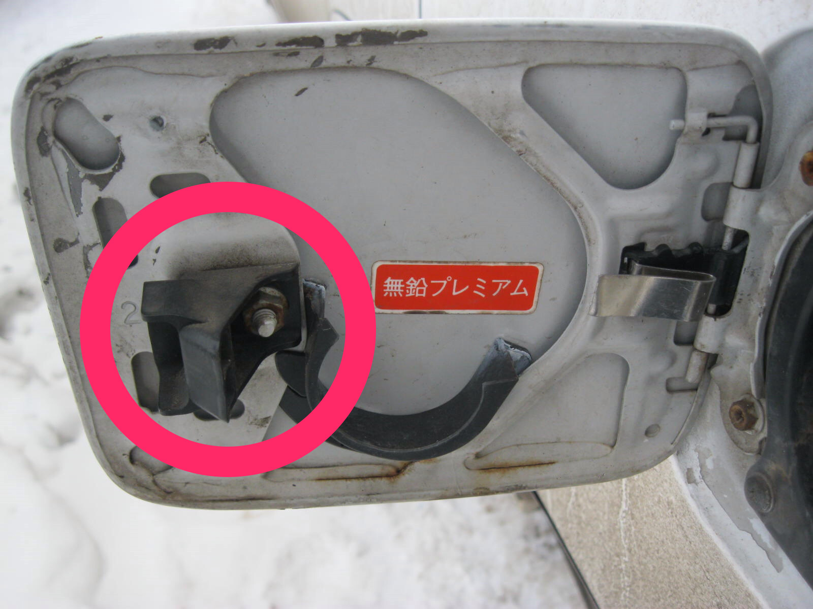 пружина лючка ваз-2110. пружина лючка бензобака ларгус артикул. пружина лючка бензобака mitsubishi pajero 4. пружинка бензобака. пружинка лючка volvo 740.