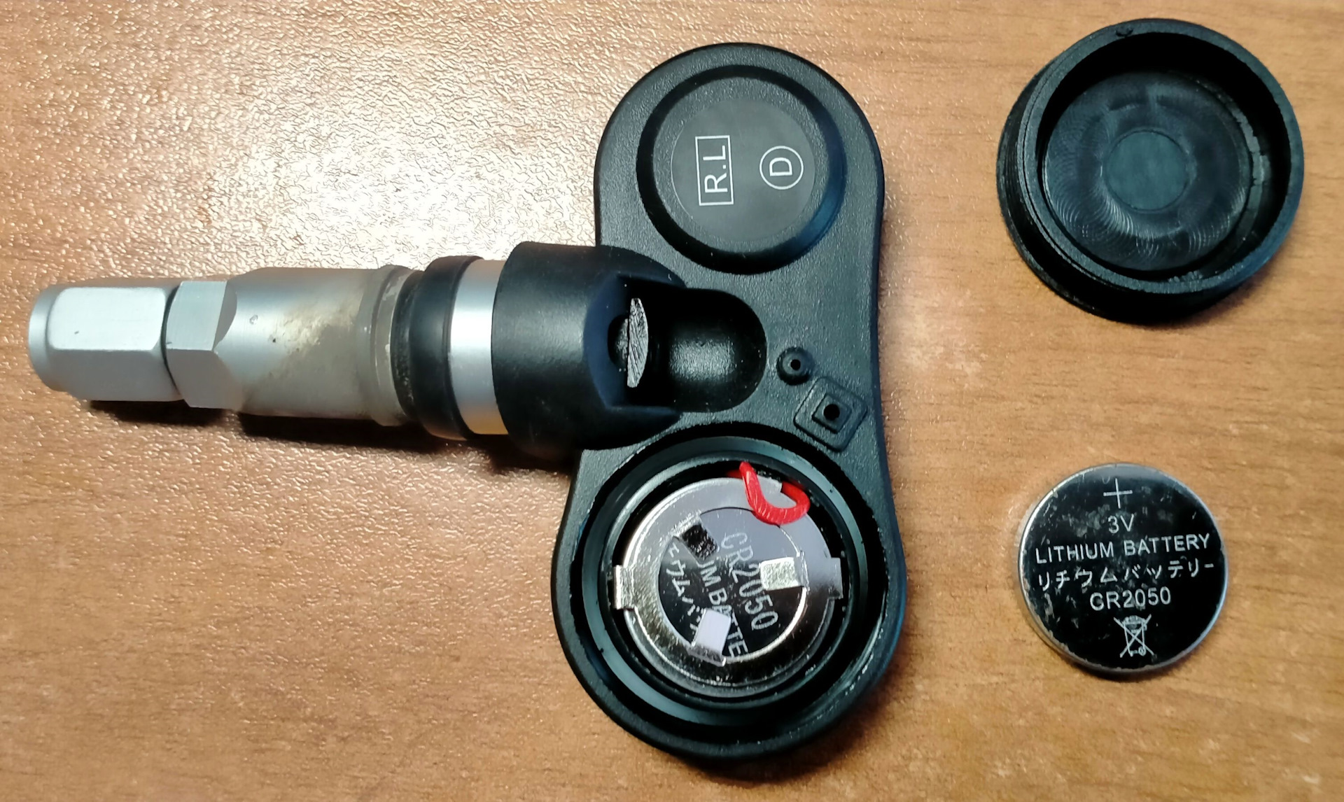 Как поменять батарейку в tpms датчике 