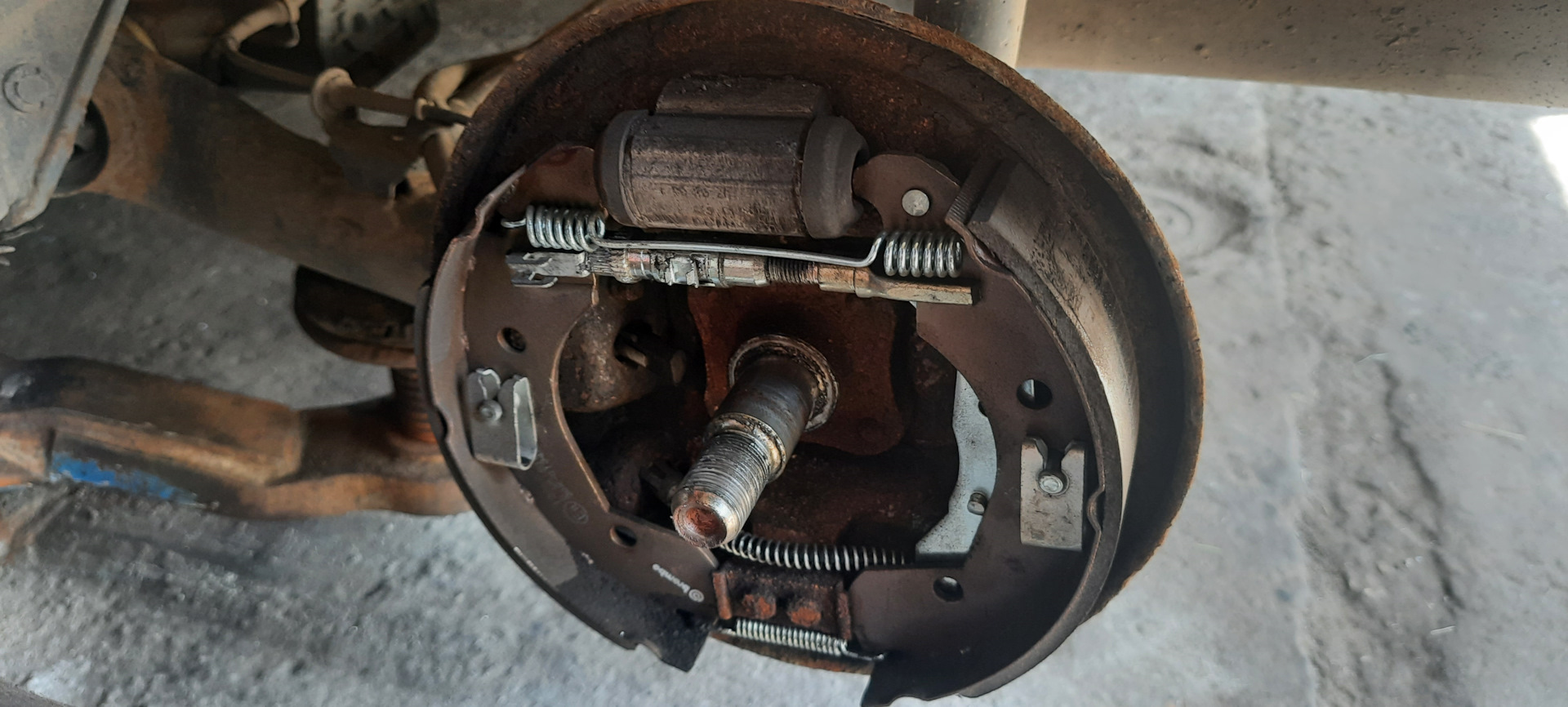 Не растормаживается заднее колесо — Nissan Note (1G), 1,4 л, 2008 года ...