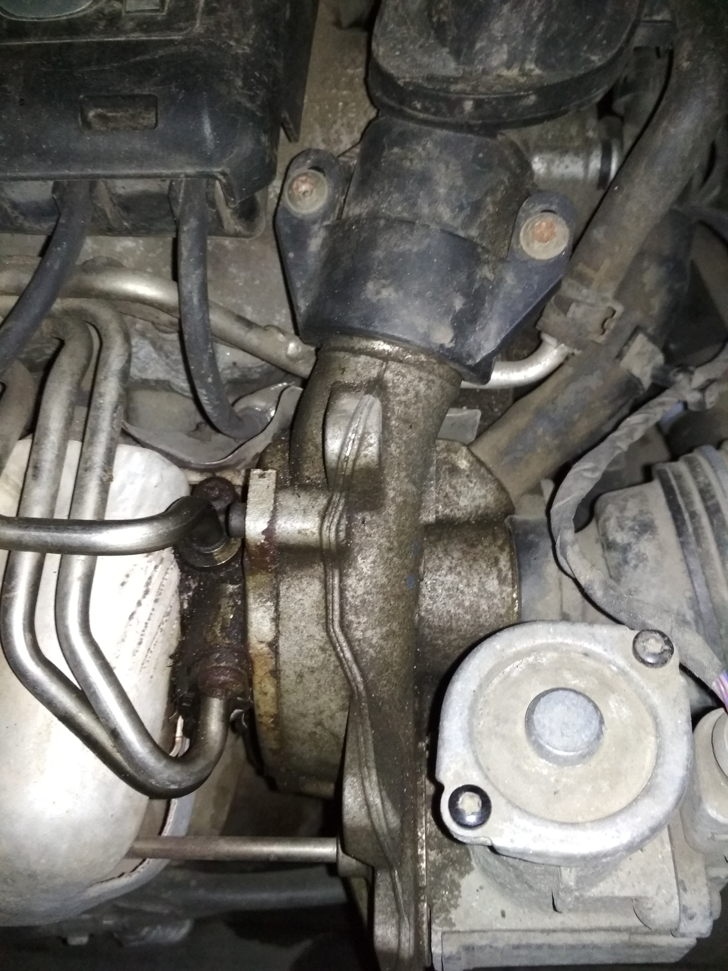 Прадо 150 дизель течь масла с трубки. Трубка слива масла с турбины ситроен. Патрубок турбины туарег 3. Течь масла в турбине. Течь масла в турбине.