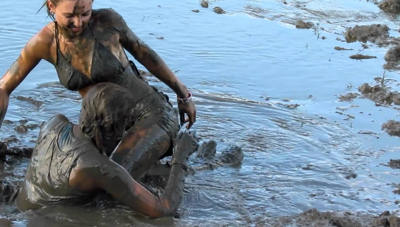 Русские грязные рассказы видео. Девушки в грязи купаются.