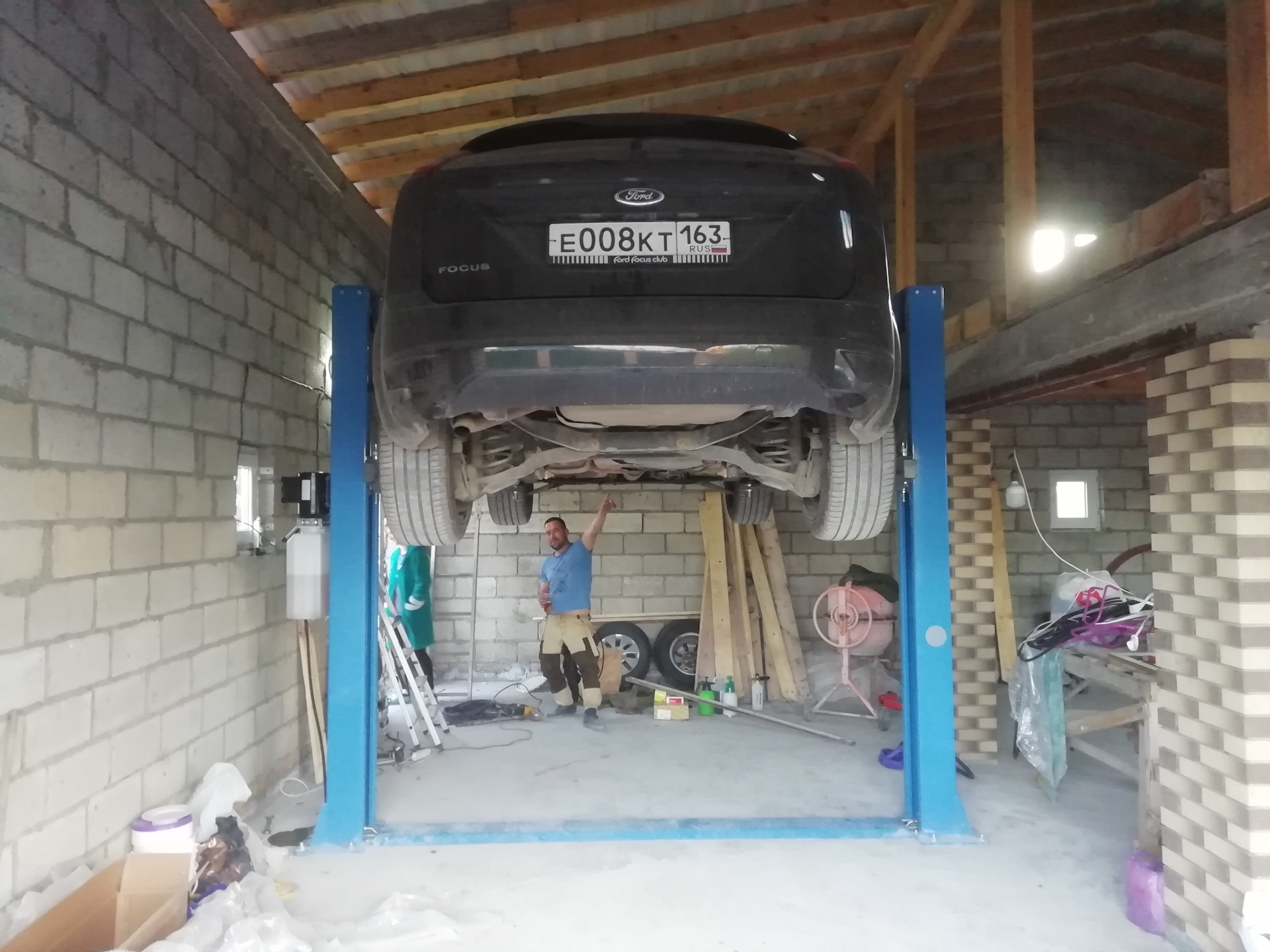 Форд гараж. Гараж под Ford Transit. Форд Транзит на подъемнике. Форд Транзит в гараже. Подъемник в гараж.