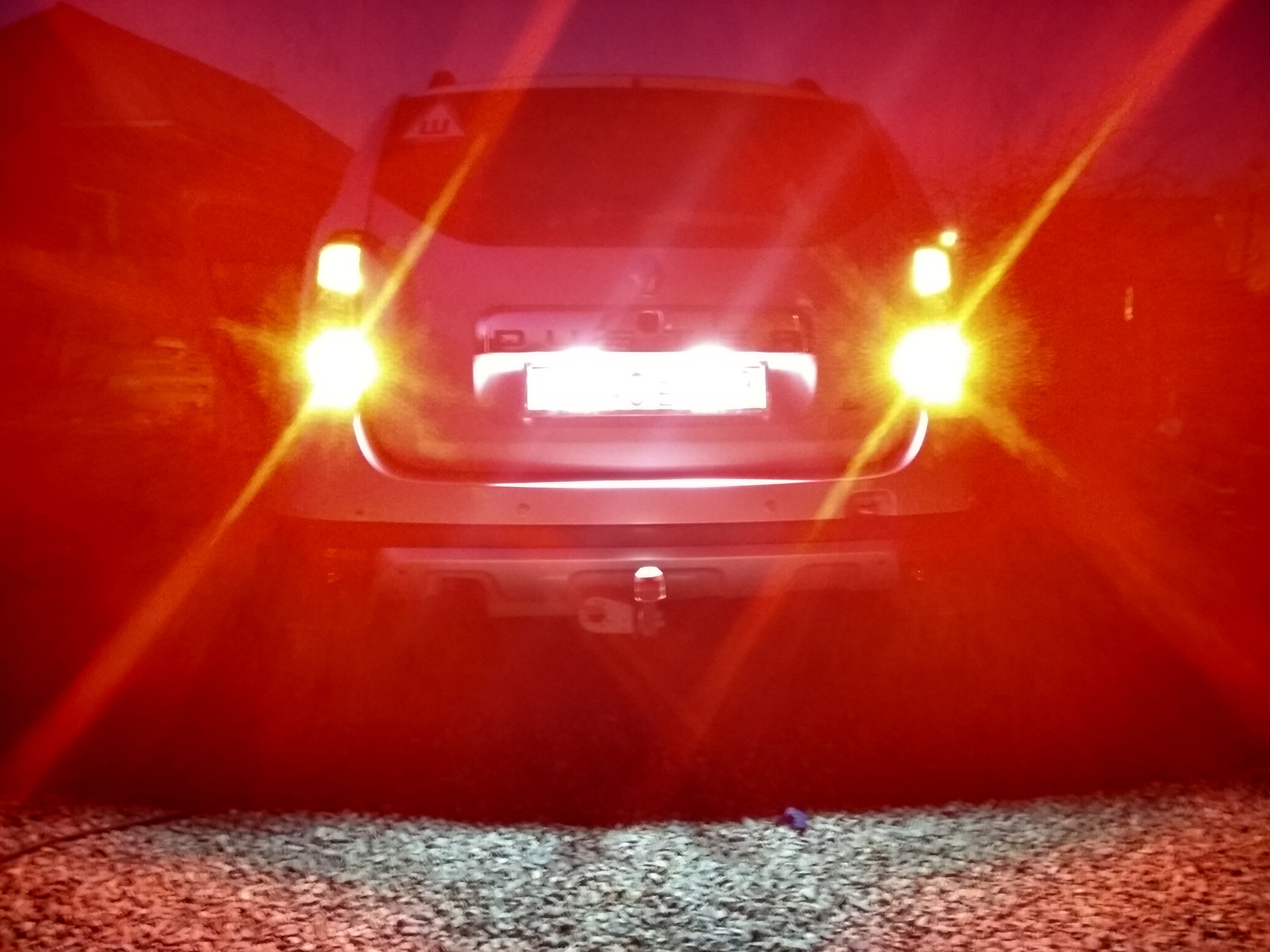 Ксюша шгш фары слепит. Renault Duster 3 задняя ПТФ. Патрон заднего ПТФ Рено Дастер. Задние противотуманки. Задние противотуманки слепят.