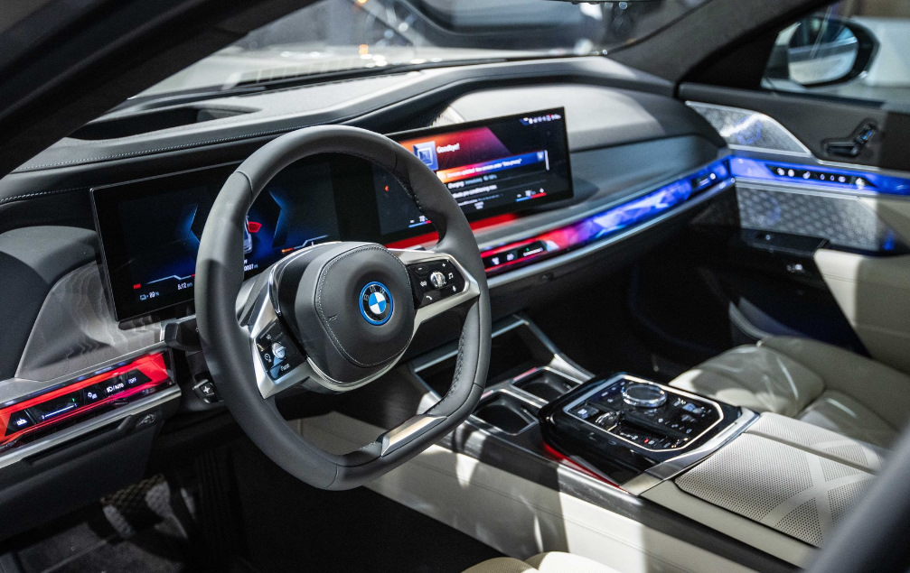 Сравнение BMW iX и Audi Q8 E-Tron. Кто лучше?